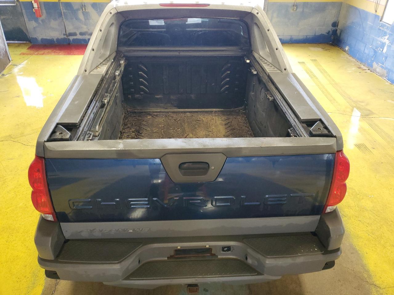 2002 Chevrolet Avalanche K1500 Blue vin: 3GNEK13T72G229969 Damage: R Bumper Textured, Heavy Scratch, 1/2 To 1 Inch