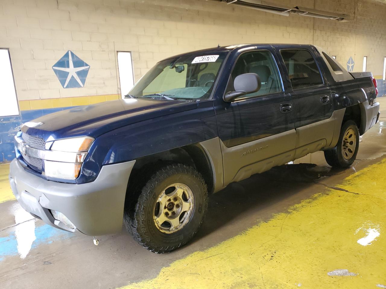 2002 Chevrolet Avalanche K1500 Blue vin: 3GNEK13T72G229969 Damage: Left Front Fender, Dent(S) W/ Paint Dmg, 1 To 2 Inches