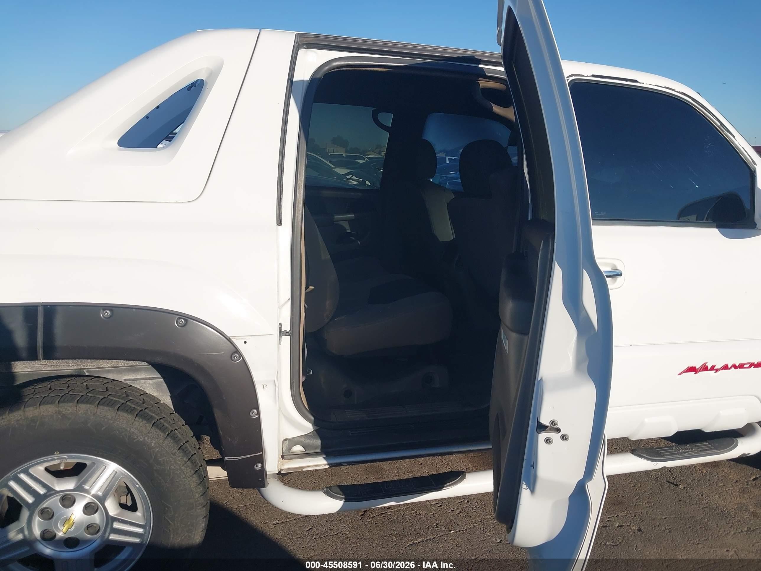 2003 Chevrolet Avalanche 1500   White vin: 3GNEK13T93G186981