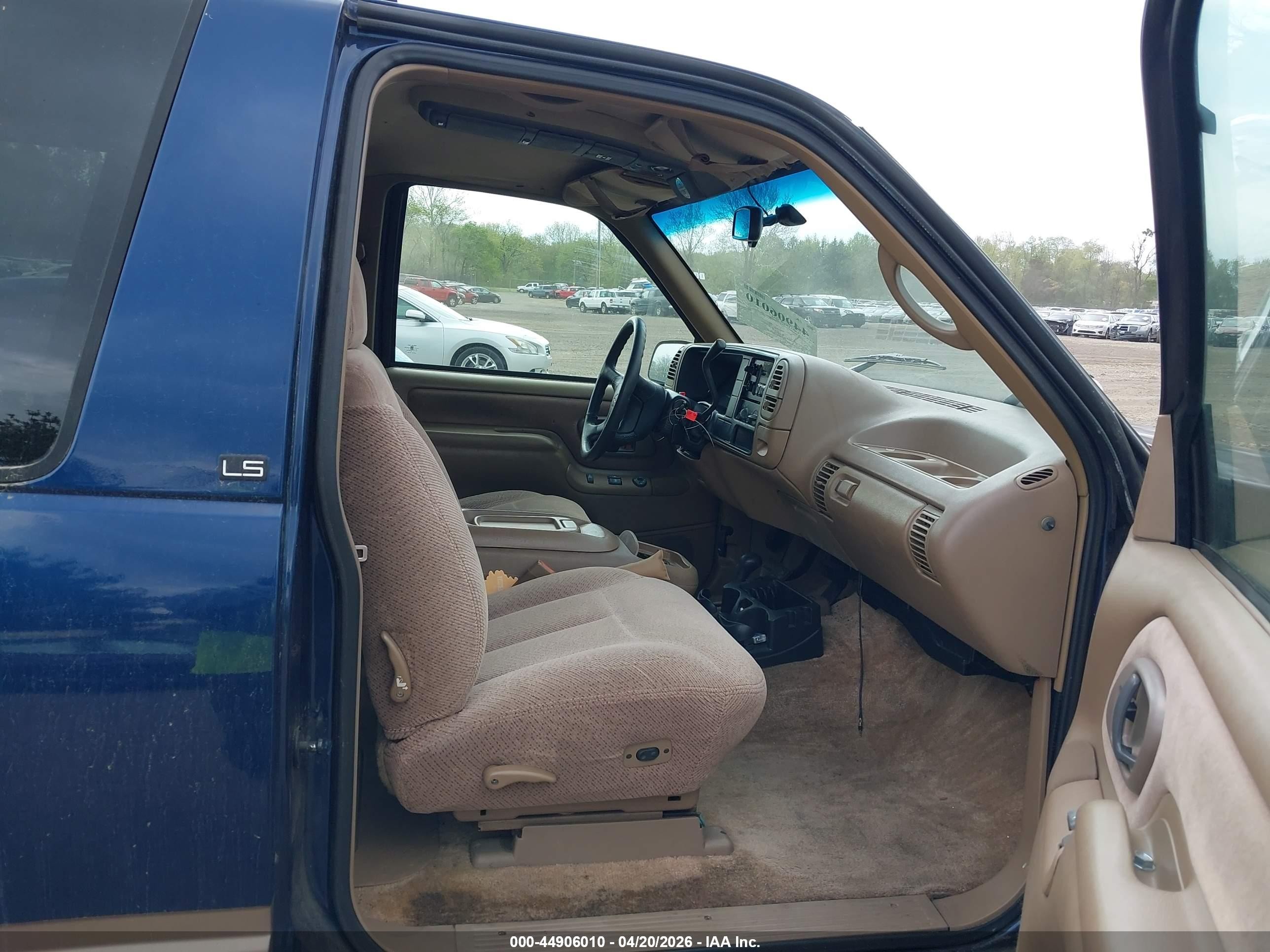 1995 Chevrolet Tahoe K1500 Dark Blue vin: 3GNEK18K8SG106942
