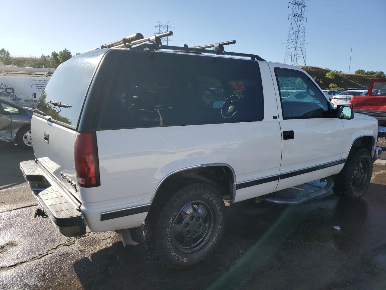 1999 Chevrolet Tahoe K1500 White vin: 3GNEK18R0XG216114