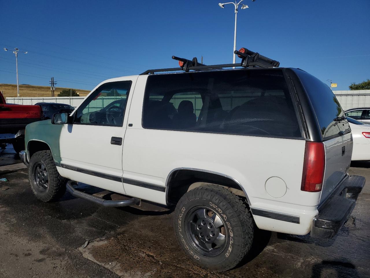 1999 Chevrolet Tahoe K1500 White vin: 3GNEK18R0XG216114