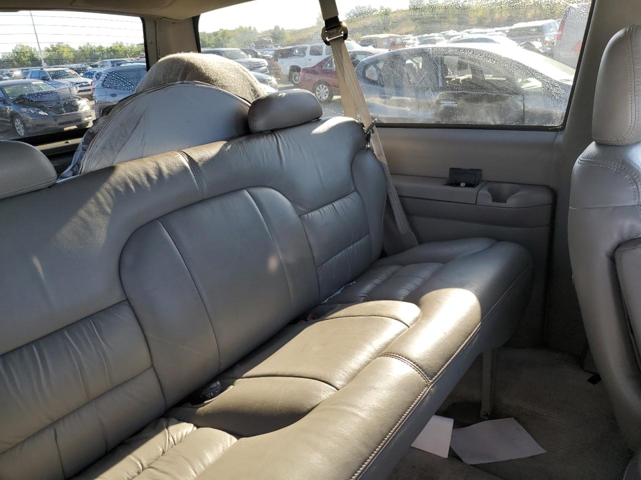1999 Chevrolet Tahoe K1500 White vin: 3GNEK18R0XG216114
