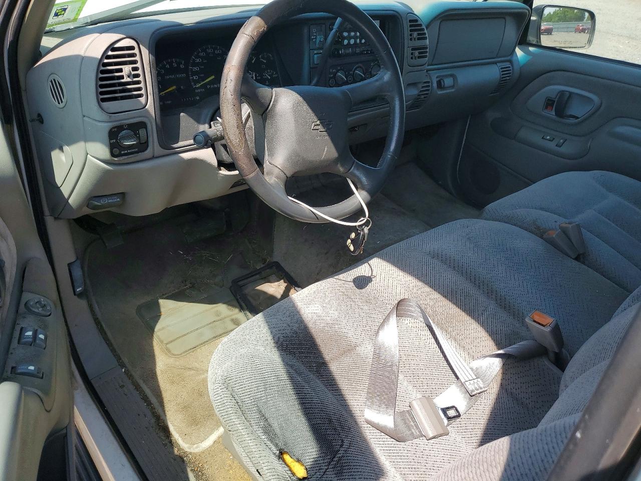 1999 Chevrolet Tahoe K1500 White vin: 3GNEK18R0XG216890