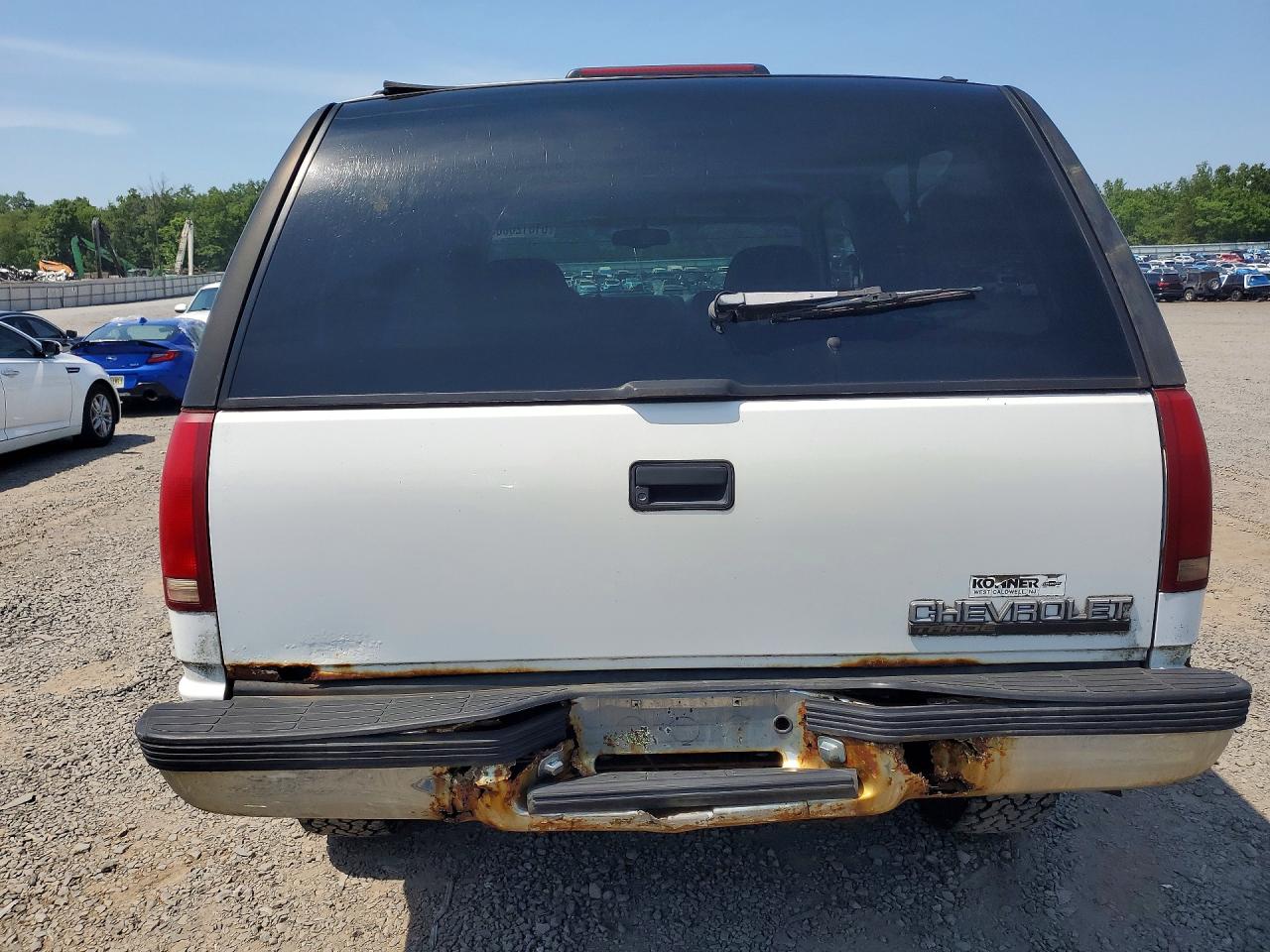 1999 Chevrolet Tahoe K1500 White vin: 3GNEK18R0XG216890