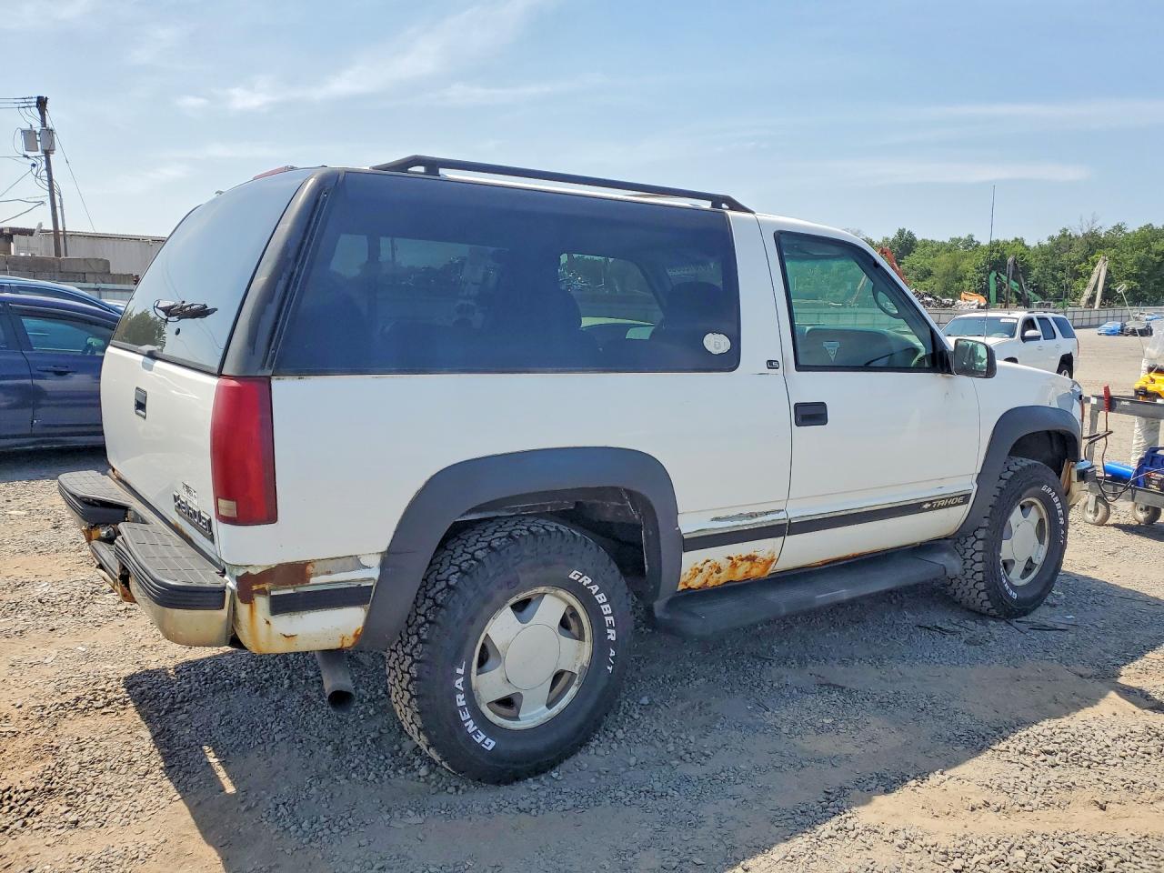 1999 Chevrolet Tahoe K1500 White vin: 3GNEK18R0XG216890