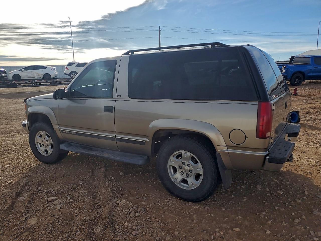 1999 Chevrolet Tahoe K1500 Tan vin: 3GNEK18R1XG215005