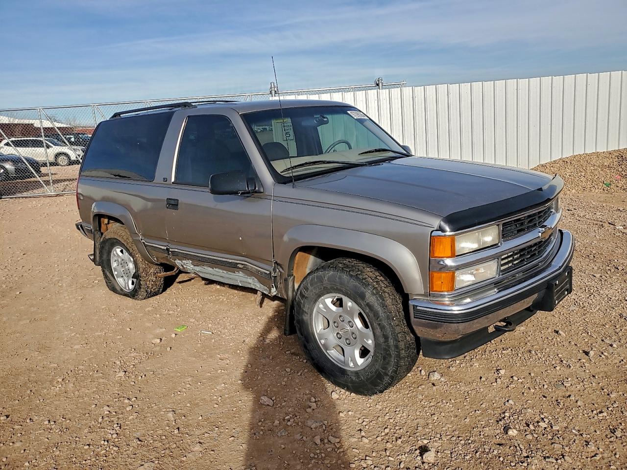 1999 Chevrolet Tahoe K1500 Tan vin: 3GNEK18R1XG215005