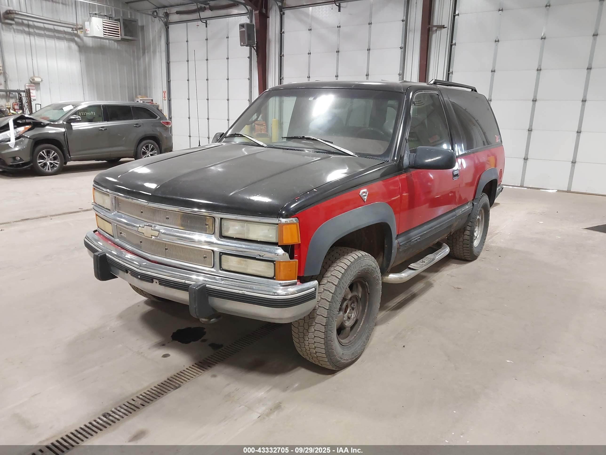1996 Chevrolet Tahoe K1500 Maroon vin: 3GNEK18R2TG148988