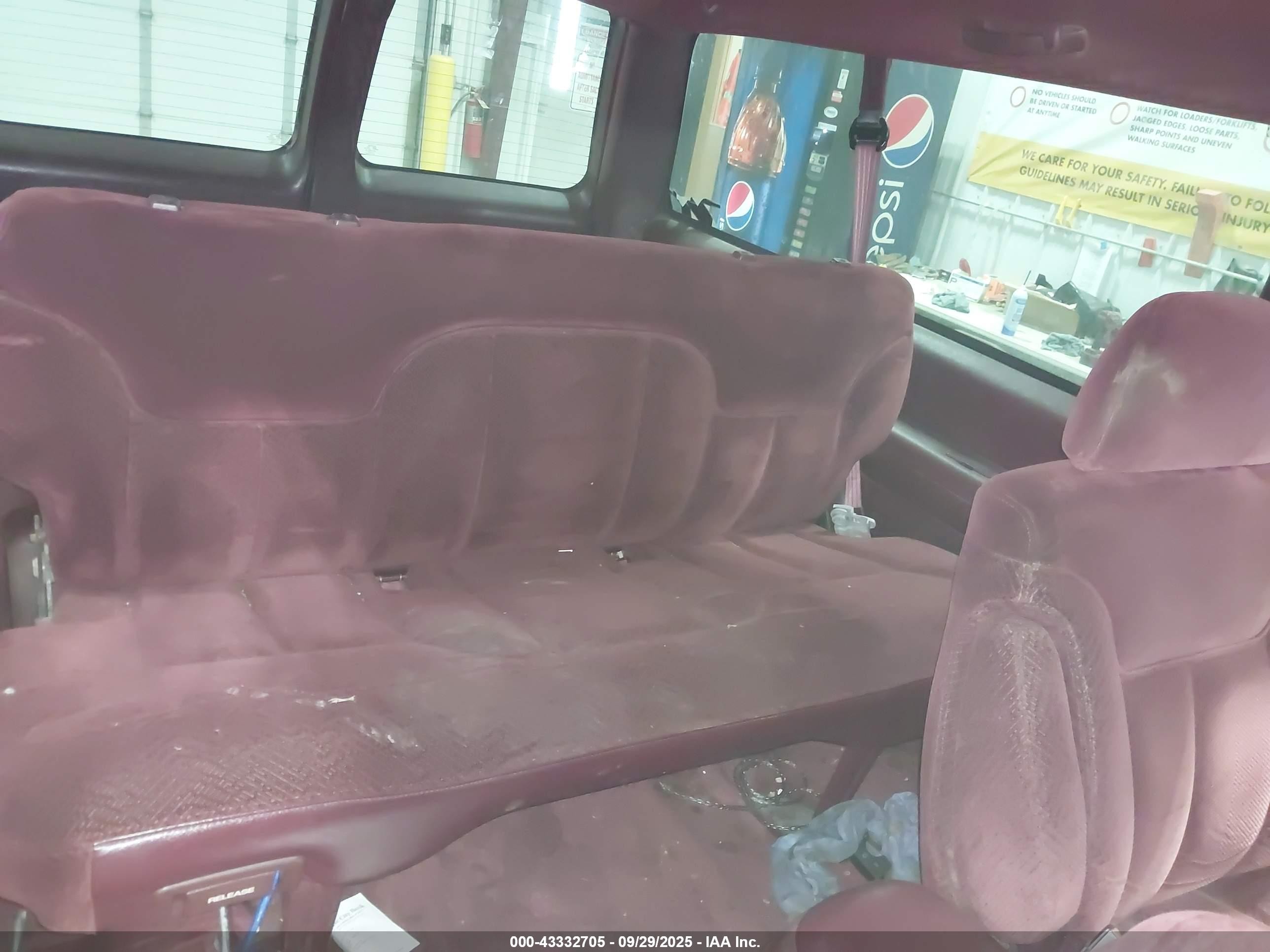 1996 Chevrolet Tahoe K1500 Maroon vin: 3GNEK18R2TG148988