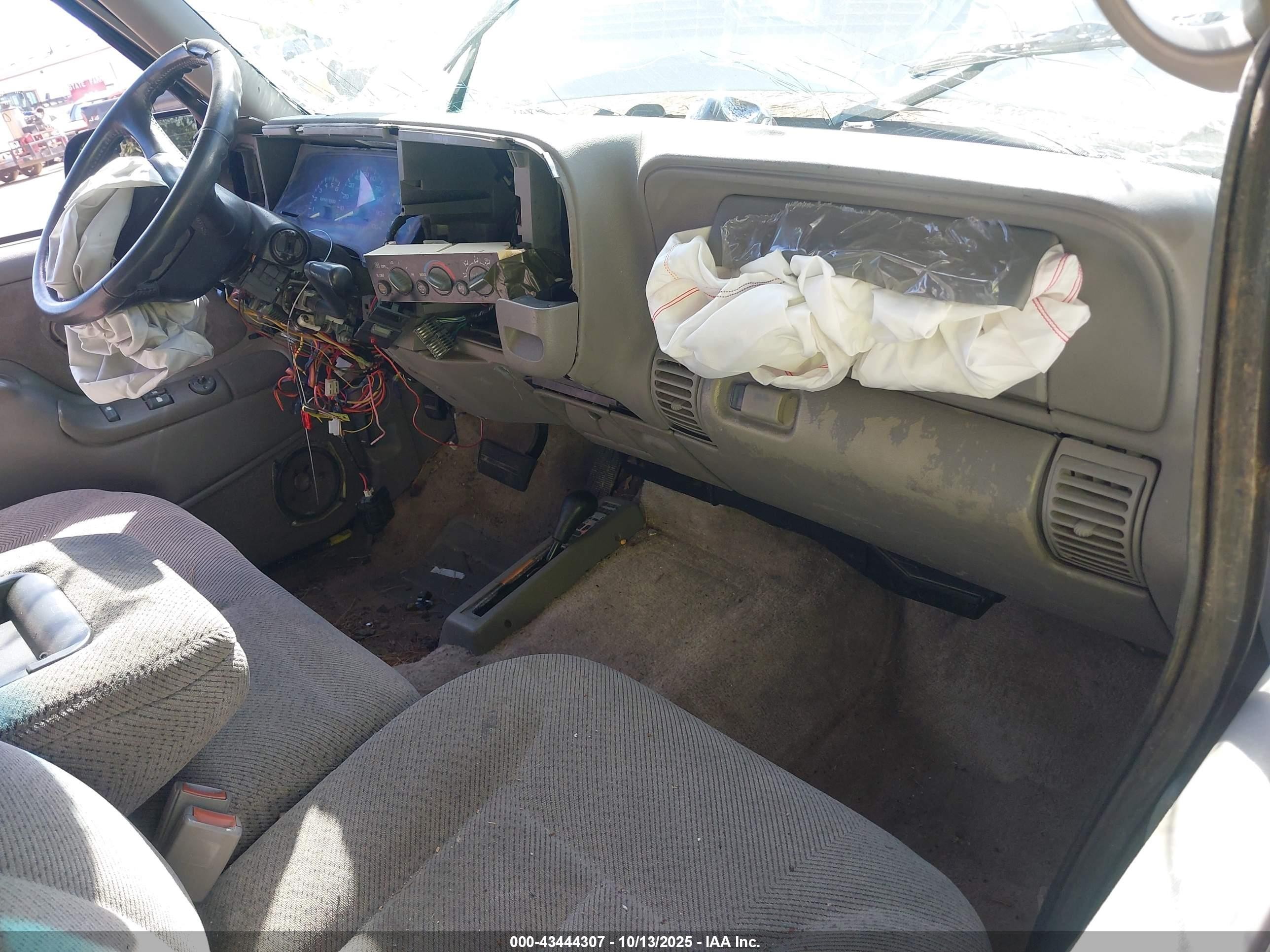 1998 Chevrolet Tahoe   Beige vin: 3GNEK18R2WG123447