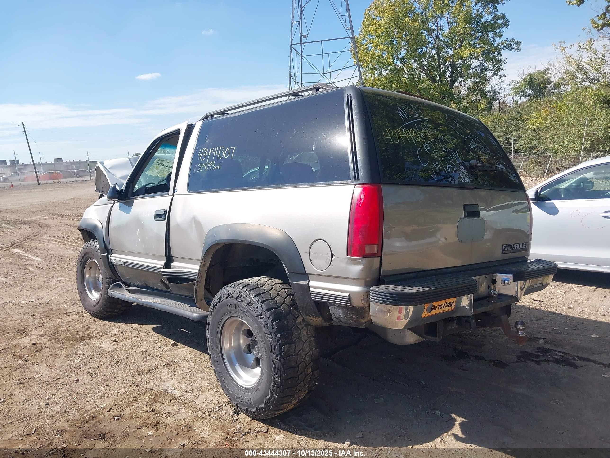 1998 Chevrolet Tahoe   Beige vin: 3GNEK18R2WG123447