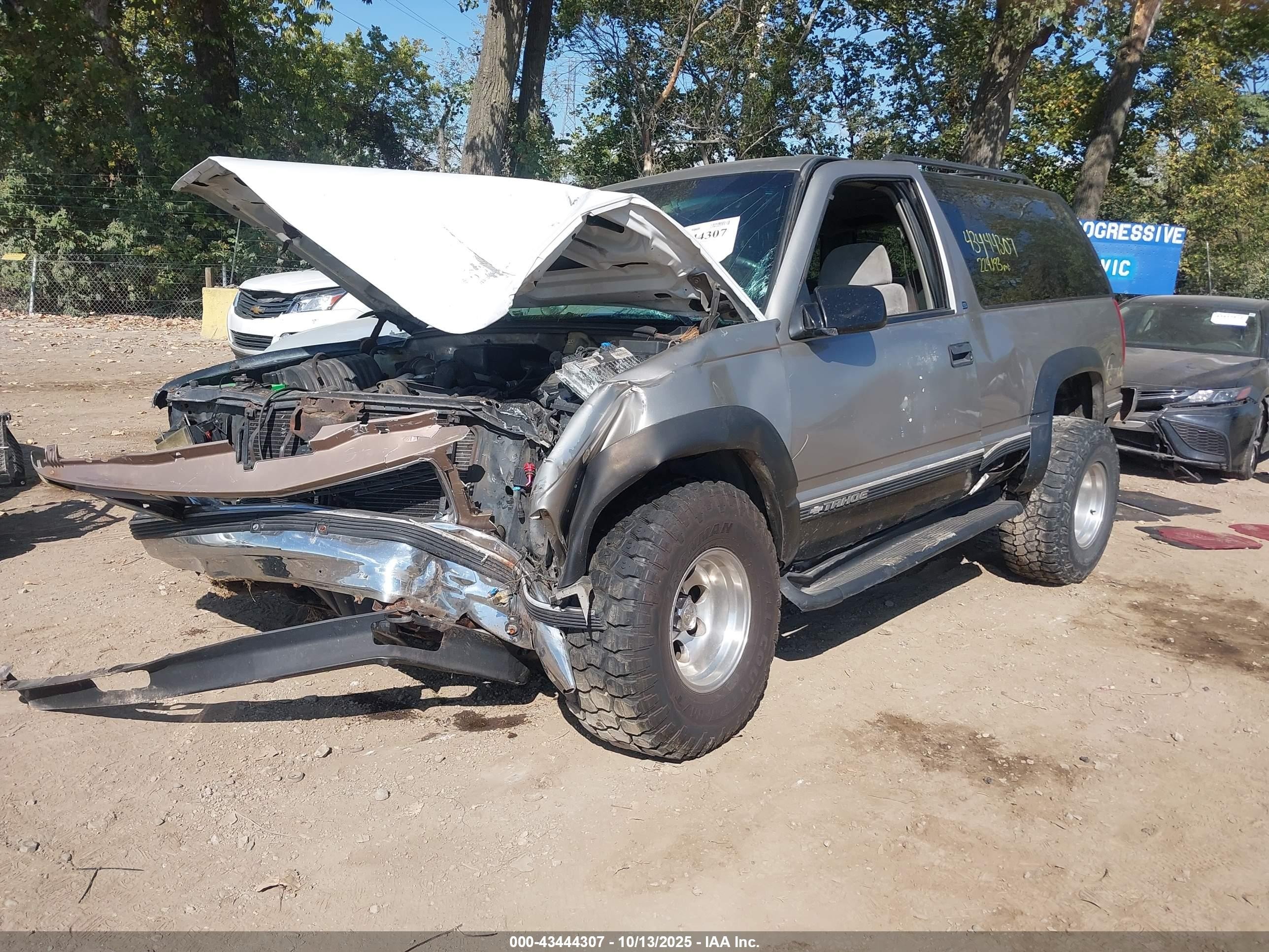 1998 Chevrolet Tahoe   Beige vin: 3GNEK18R2WG123447