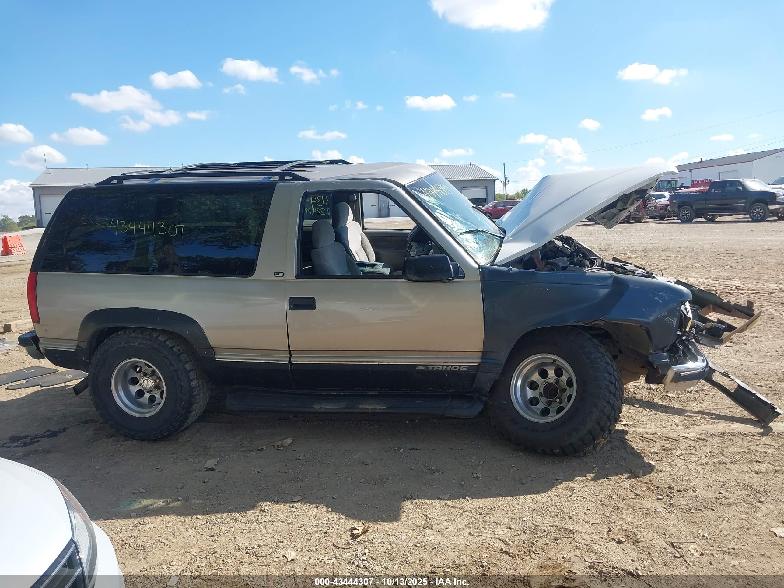 1998 Chevrolet Tahoe   Beige vin: 3GNEK18R2WG123447