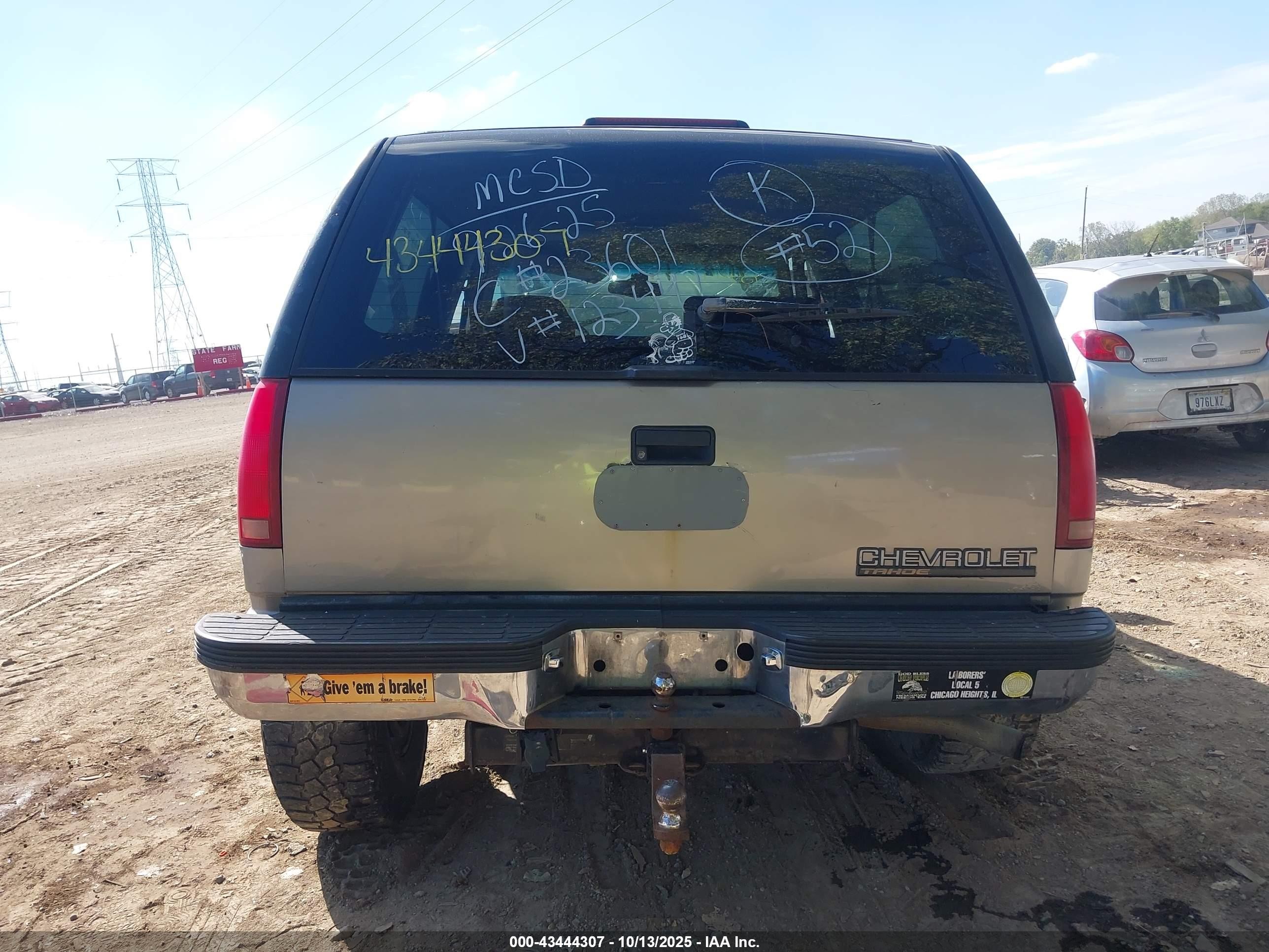 1998 Chevrolet Tahoe   Beige vin: 3GNEK18R2WG123447