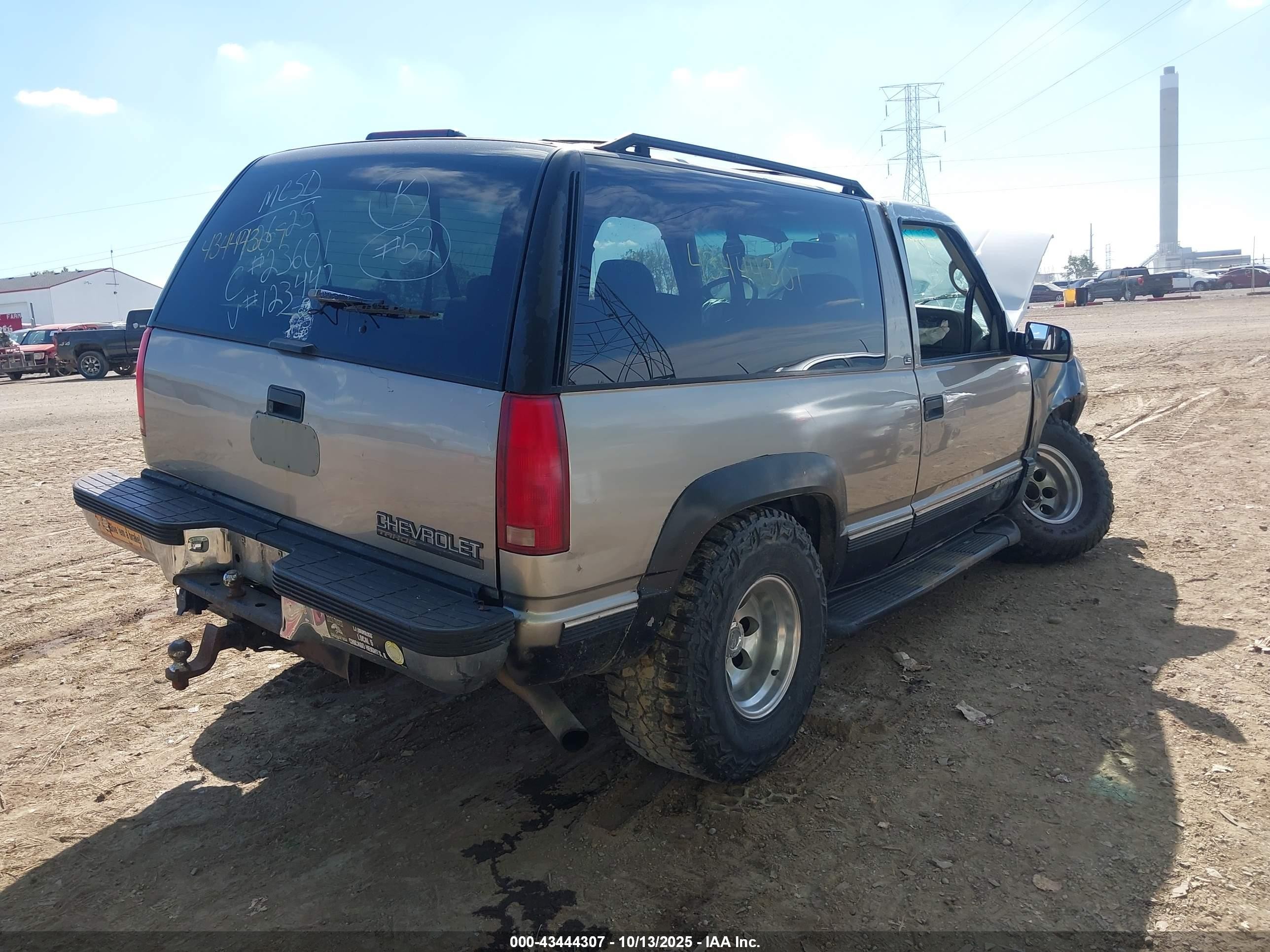 1998 Chevrolet Tahoe   Beige vin: 3GNEK18R2WG123447
