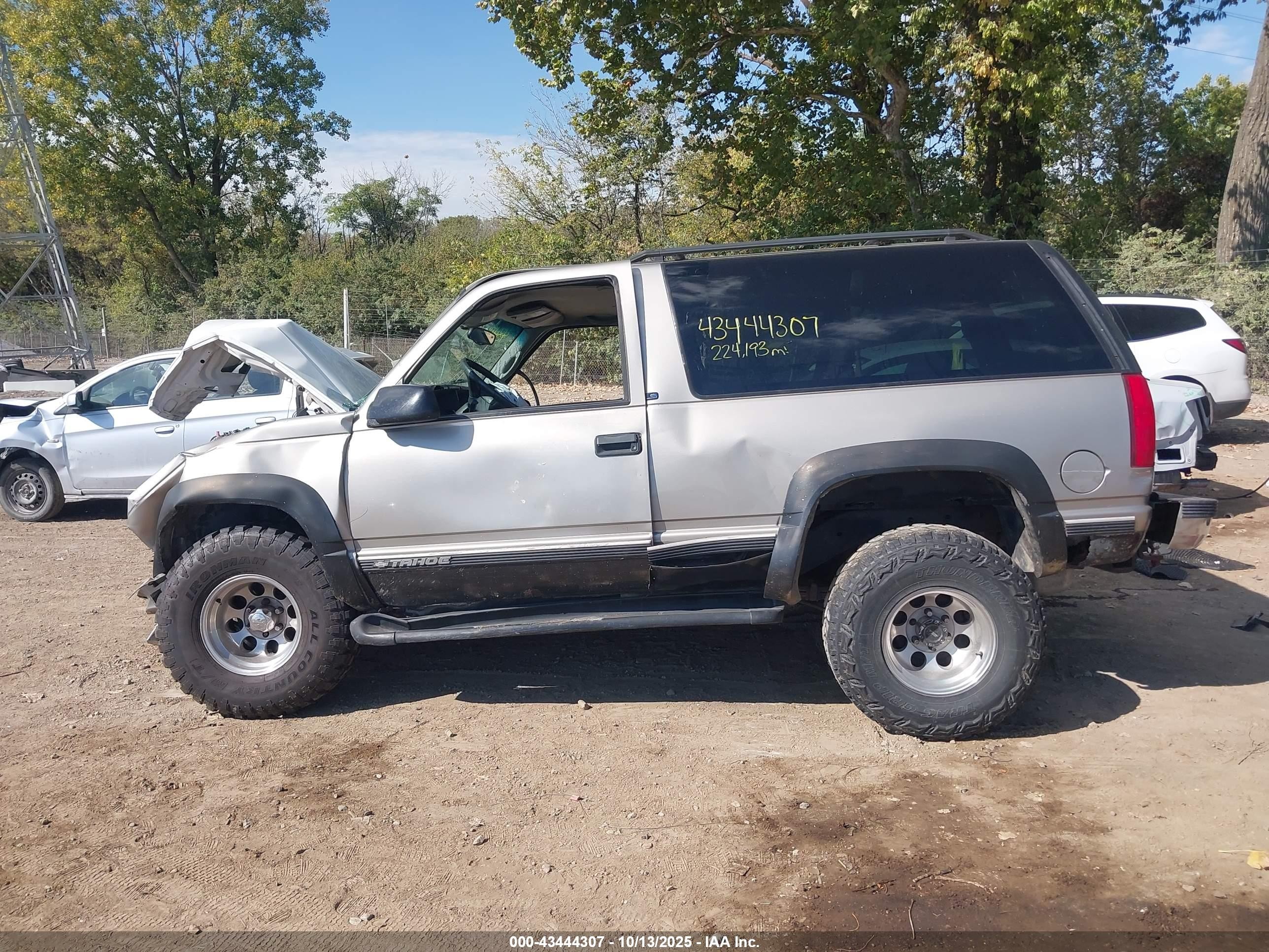1998 Chevrolet Tahoe   Beige vin: 3GNEK18R2WG123447
