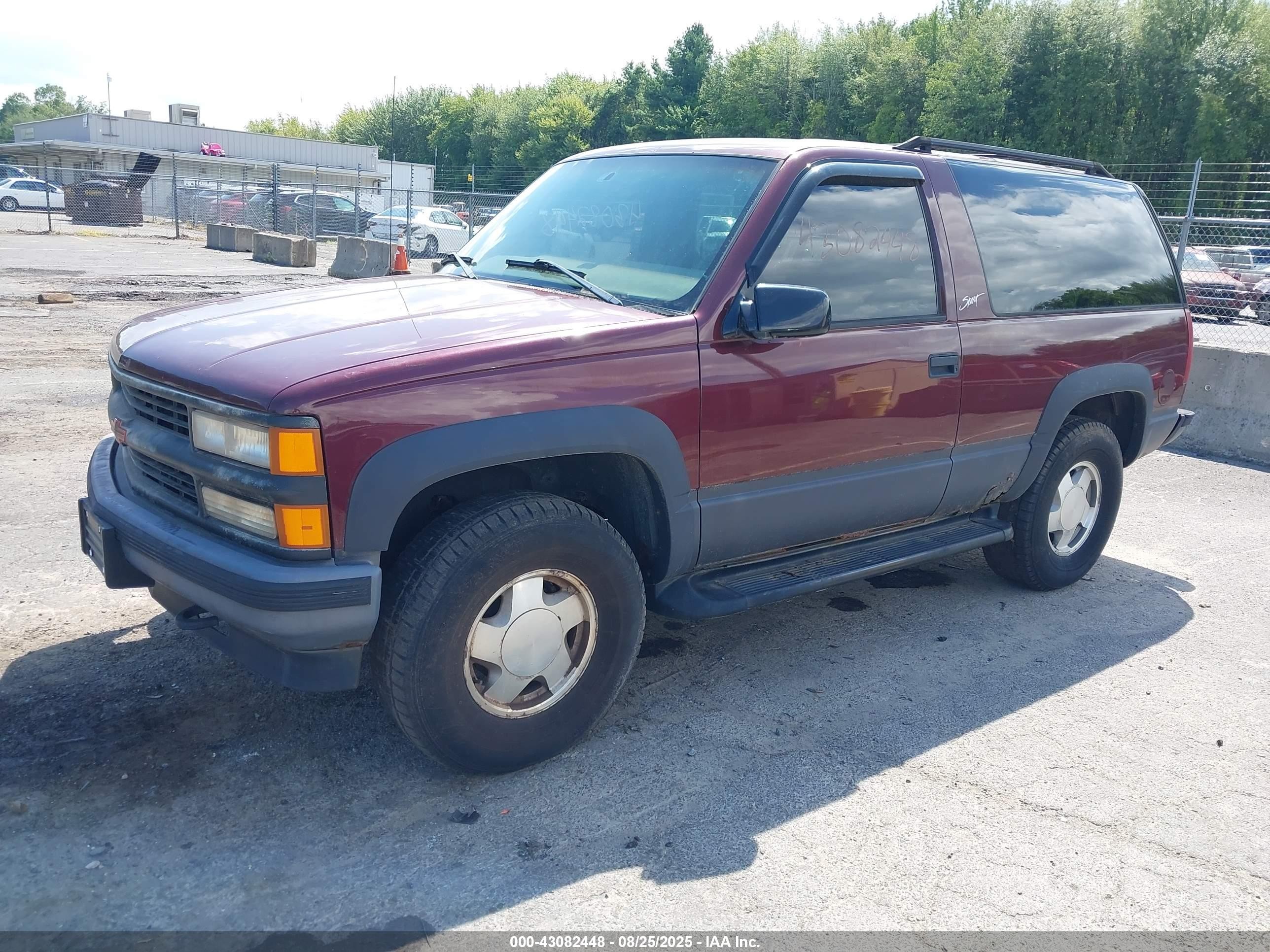 1998 Chevrolet Tahoe   Burgundy vin: 3GNEK18R4WG122252