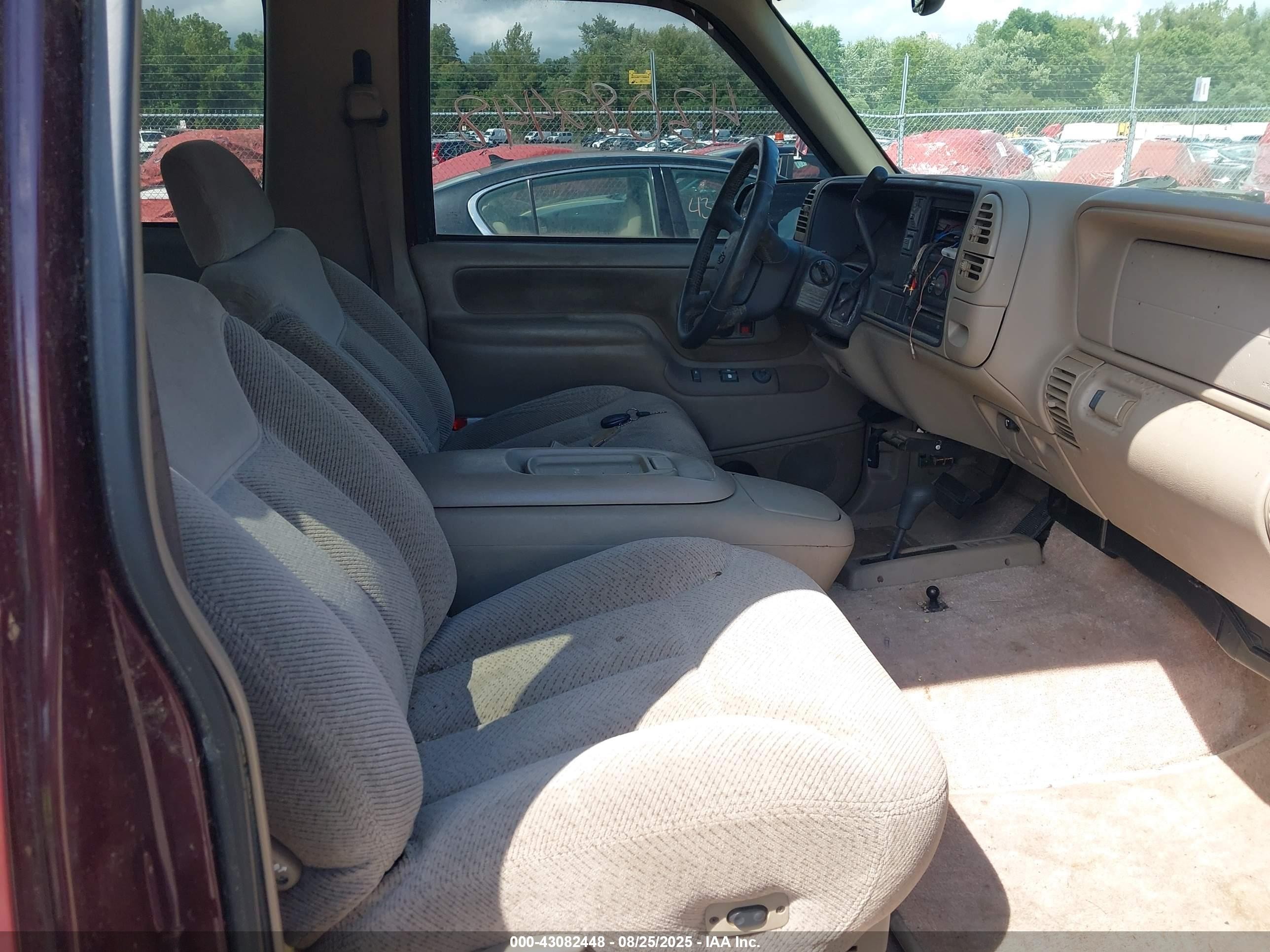 1998 Chevrolet Tahoe   Burgundy vin: 3GNEK18R4WG122252