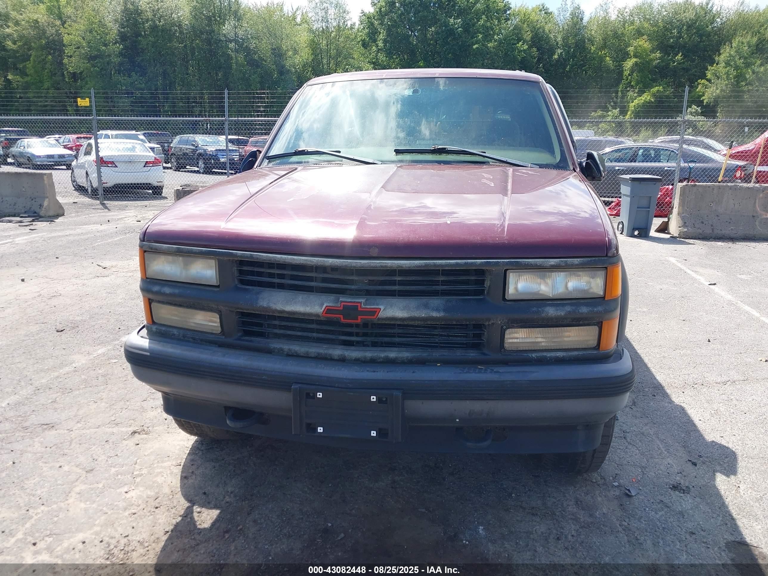 1998 Chevrolet Tahoe   Burgundy vin: 3GNEK18R4WG122252