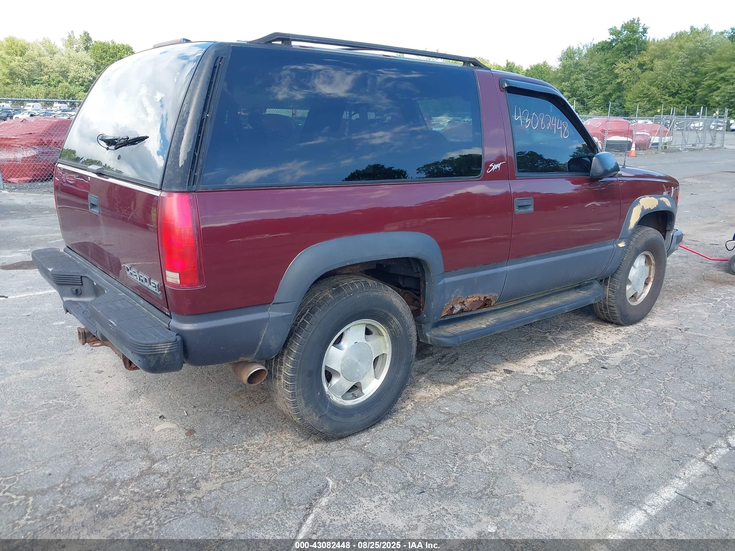 1998 Chevrolet Tahoe   Burgundy vin: 3GNEK18R4WG122252