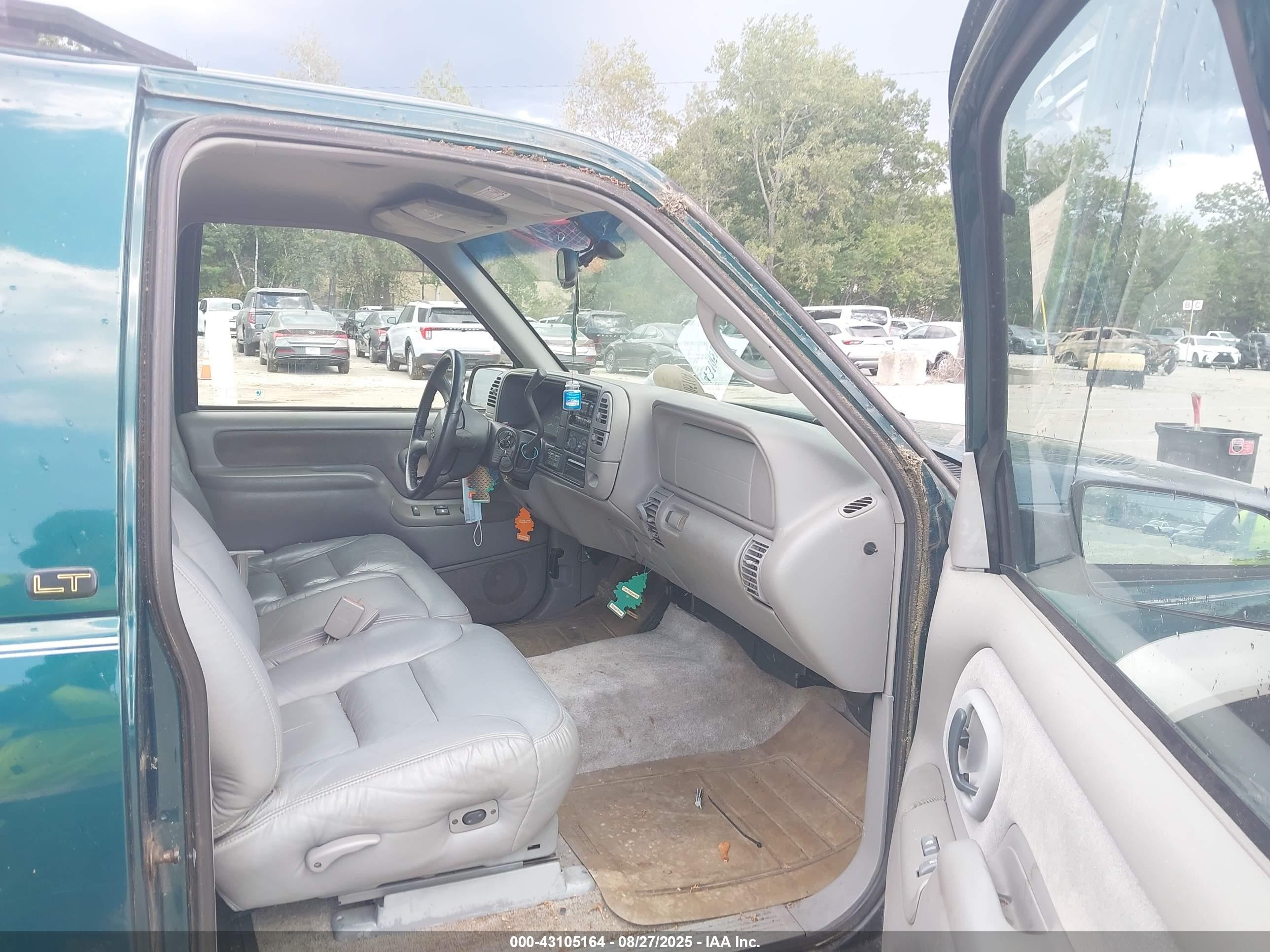 1998 Chevrolet Tahoe   Green vin: 3GNEK18R4WG124972