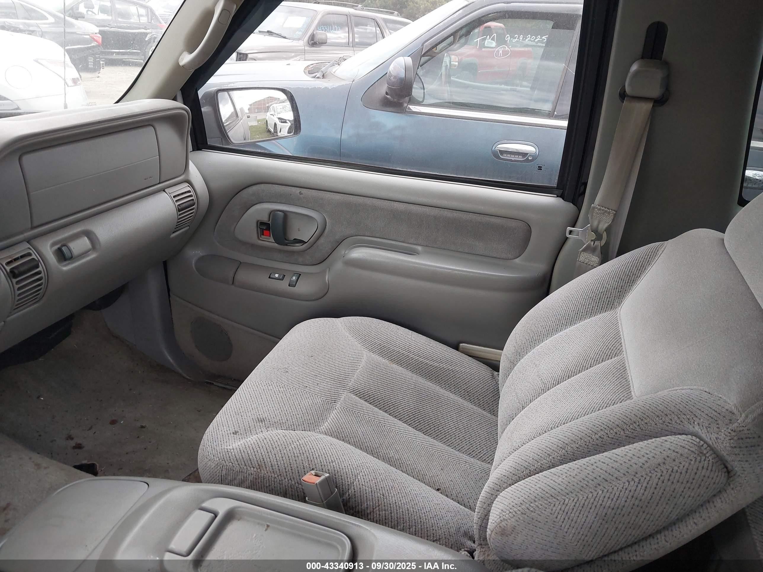 1997 Chevrolet Tahoe Black vin: 3GNEK18R8VG101807