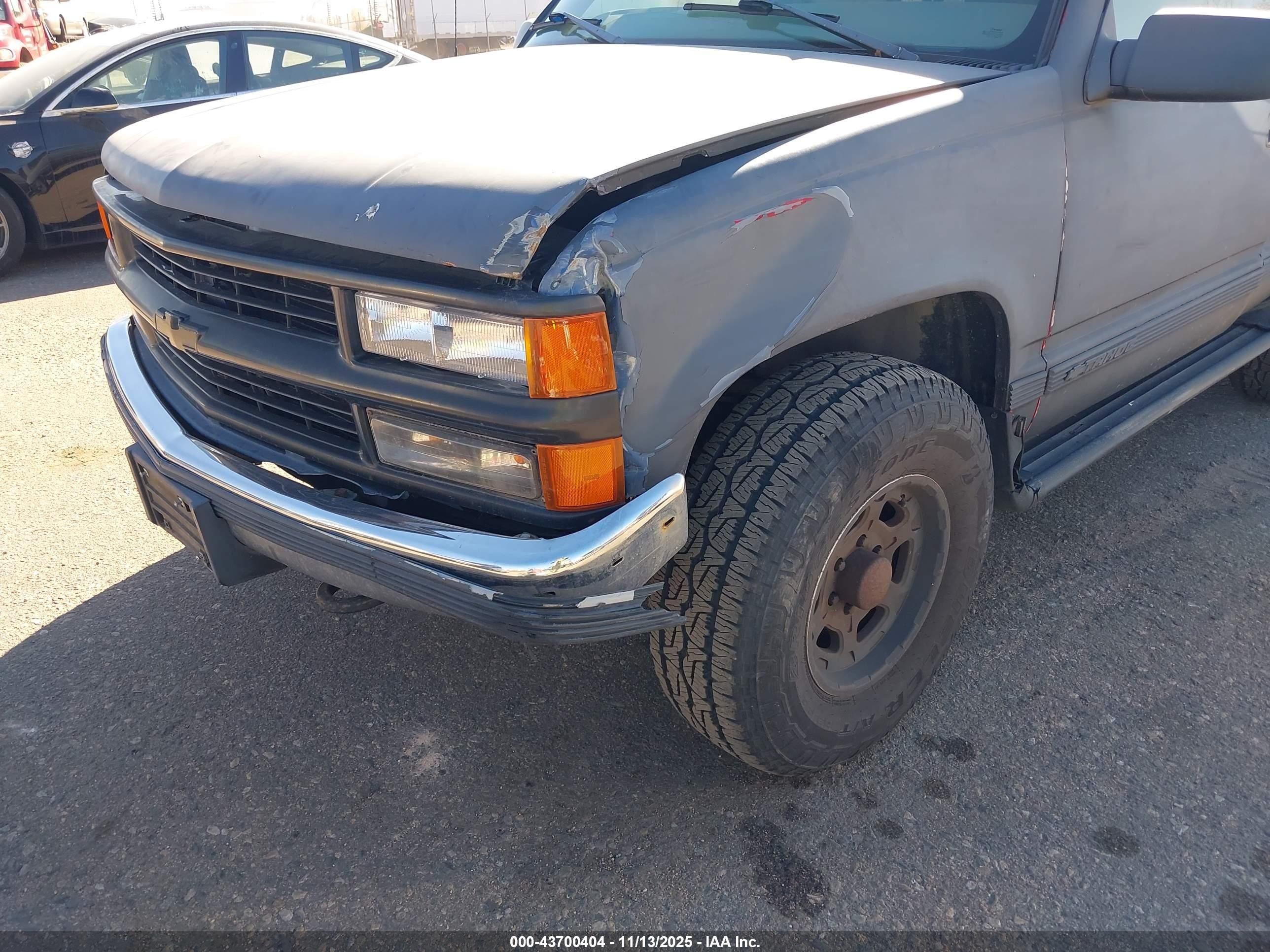 1998 Chevrolet Tahoe   Серый vin: 3GNEK18R9WG108167