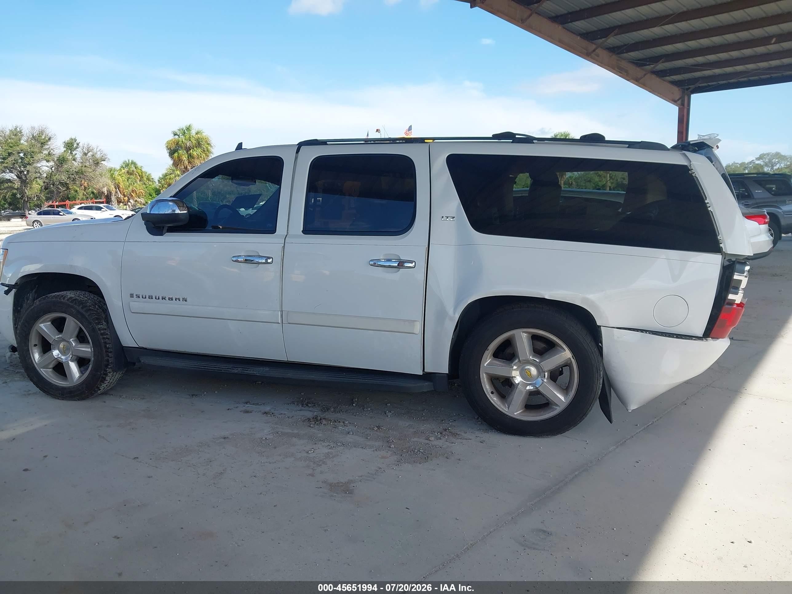 2007 Chevrolet Suburban Ltz White vin: 3GNFC16047G263524