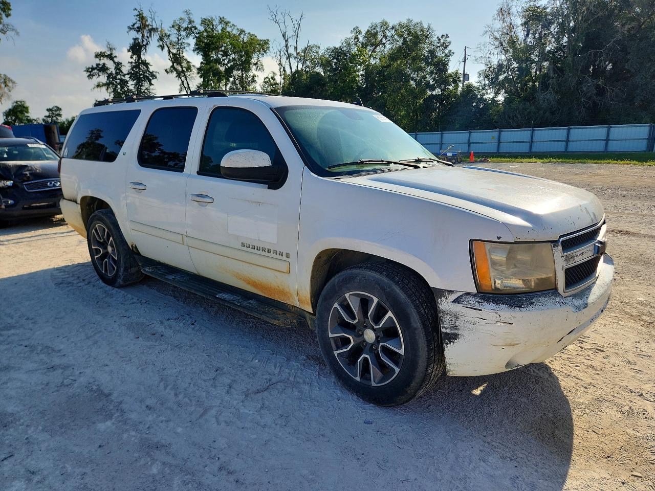 2007 Chevrolet Suburban K1500 White vin: 3GNFK16337G244458
