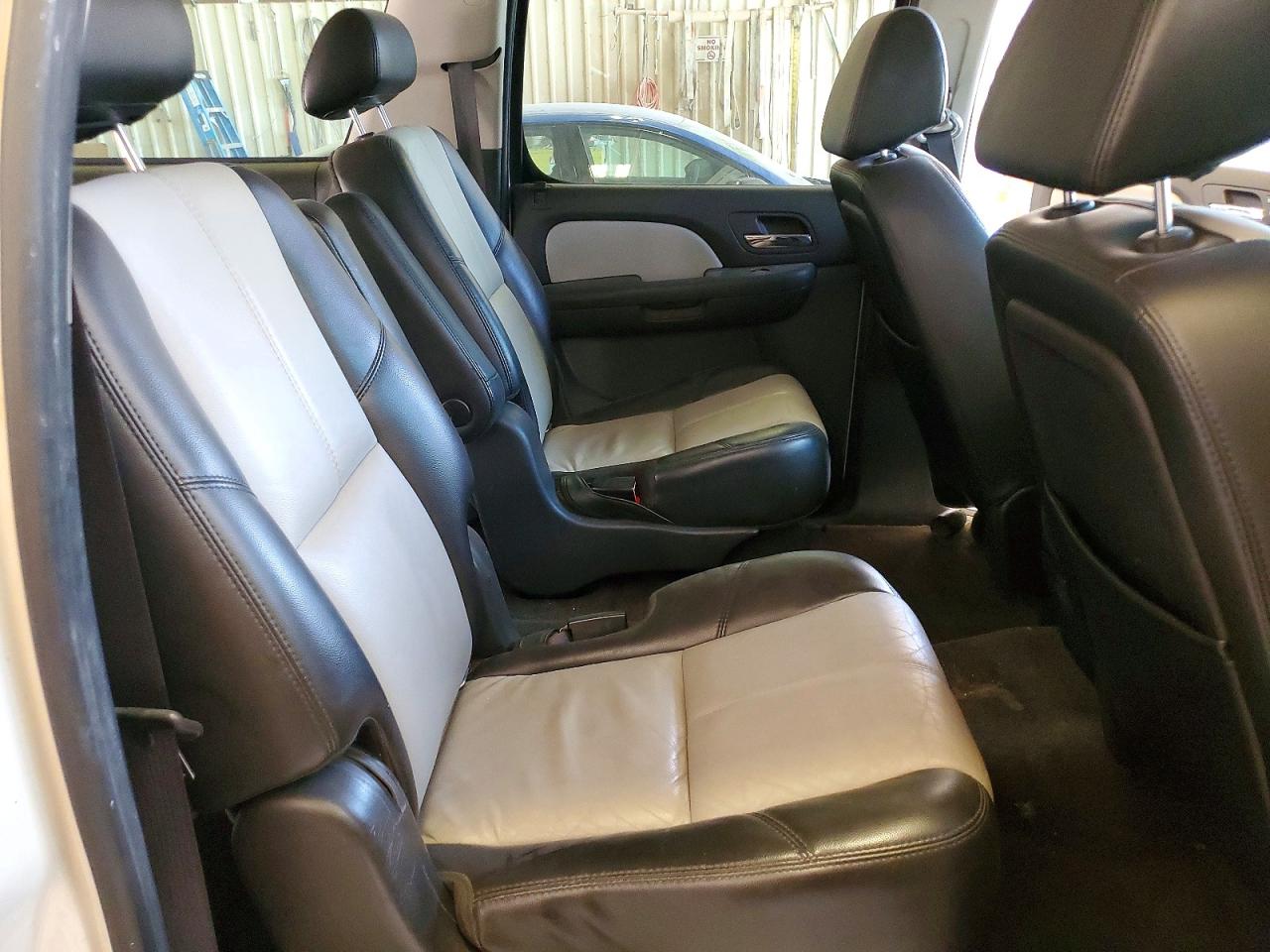 2007 Chevrolet Suburban K1500 Белый vin: 3GNFK16357G285237
