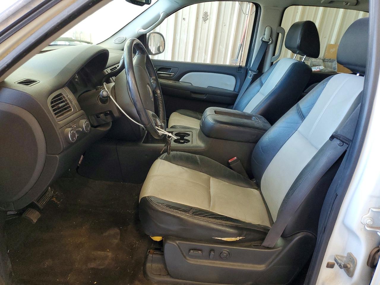 2007 Chevrolet Suburban K1500 Белый vin: 3GNFK16357G285237