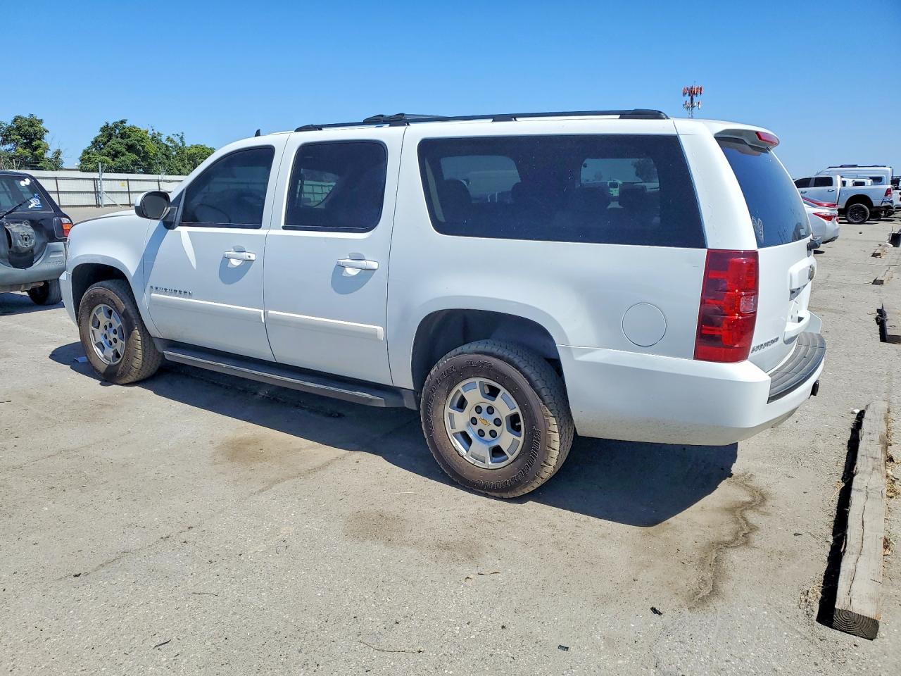 2007 Chevrolet Suburban K1500 White vin: 3GNFK16367G213270