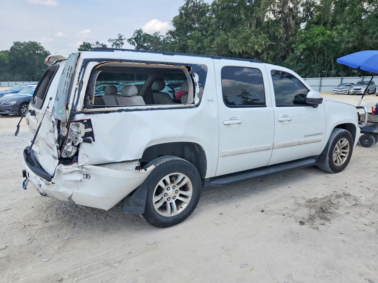 2007 Chevrolet Suburban K1500 White vin: 3GNFK16377G101447