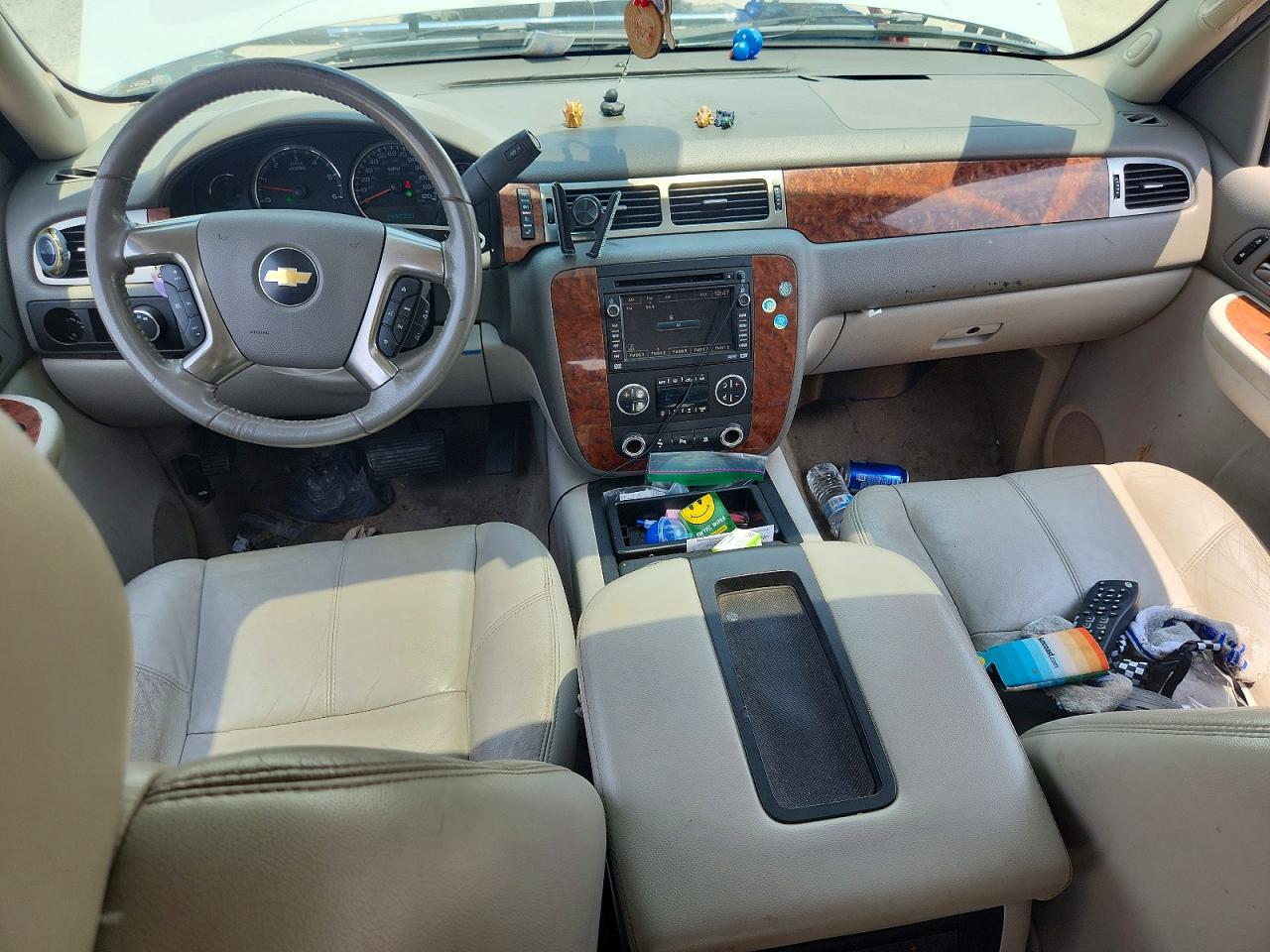 2007 Chevrolet Suburban K1500 White vin: 3GNFK16377G101447