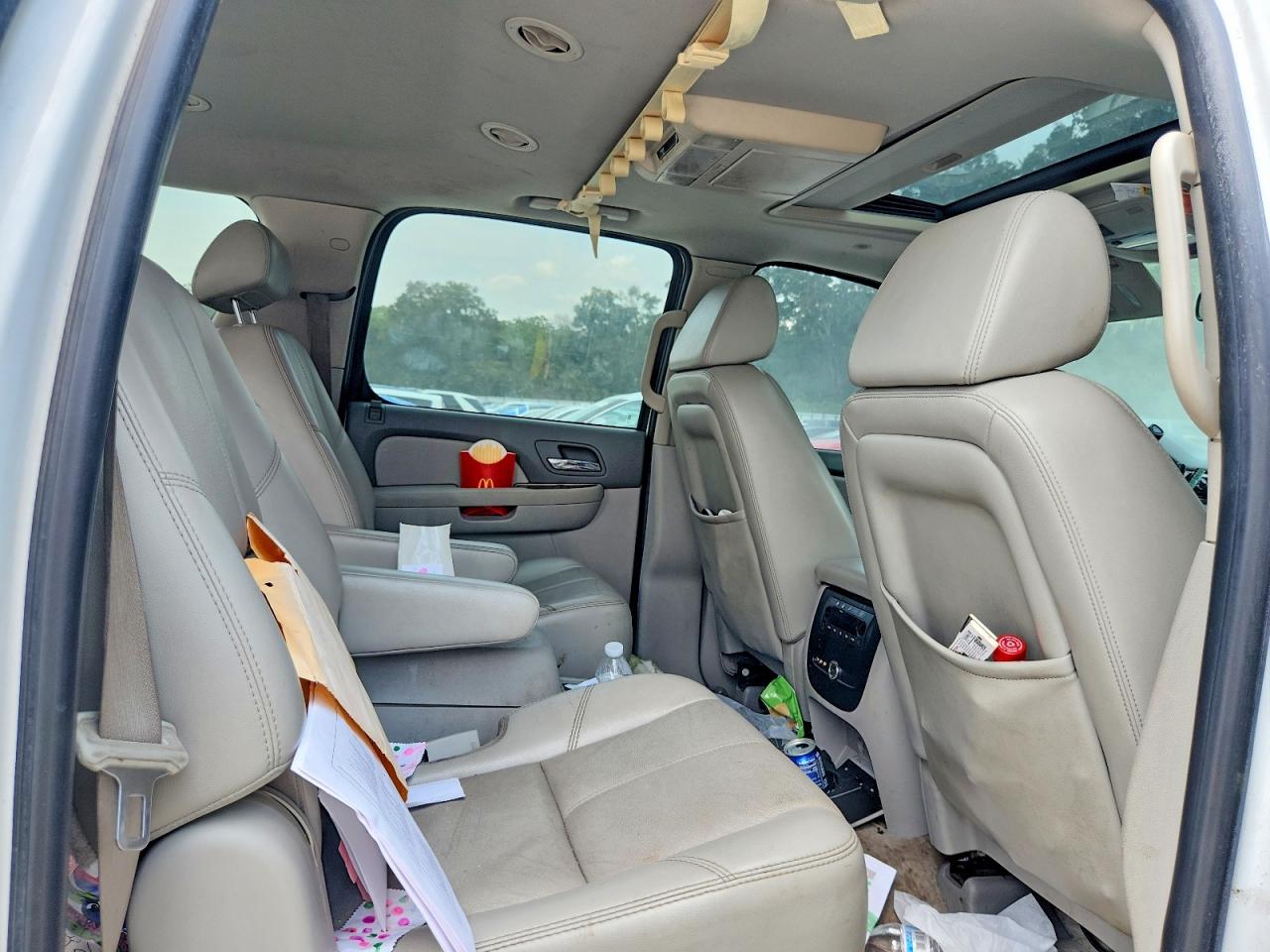 2007 Chevrolet Suburban K1500 White vin: 3GNFK16377G101447
