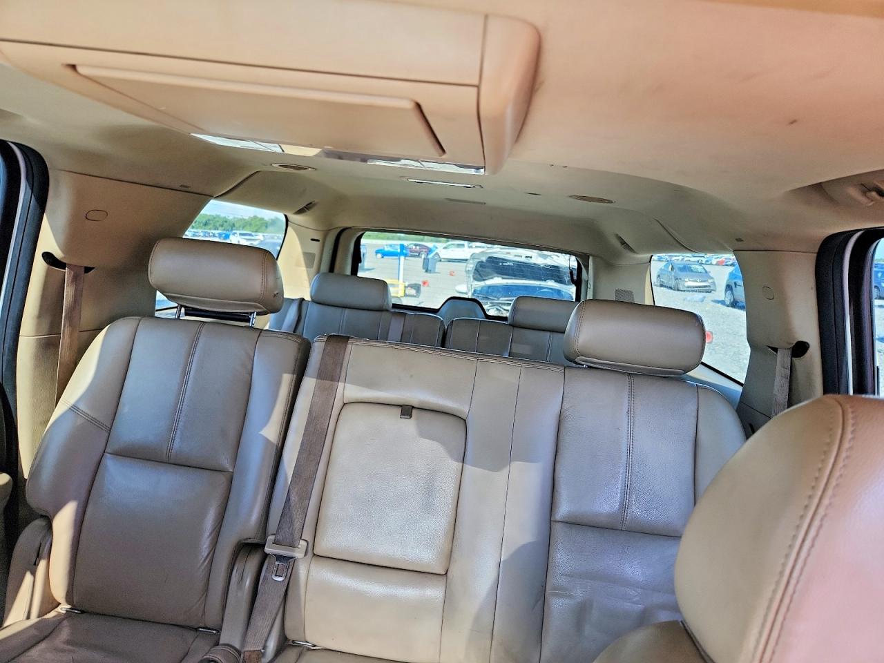 2007 Chevrolet Suburban K1500 White vin: 3GNFK16397G217037
