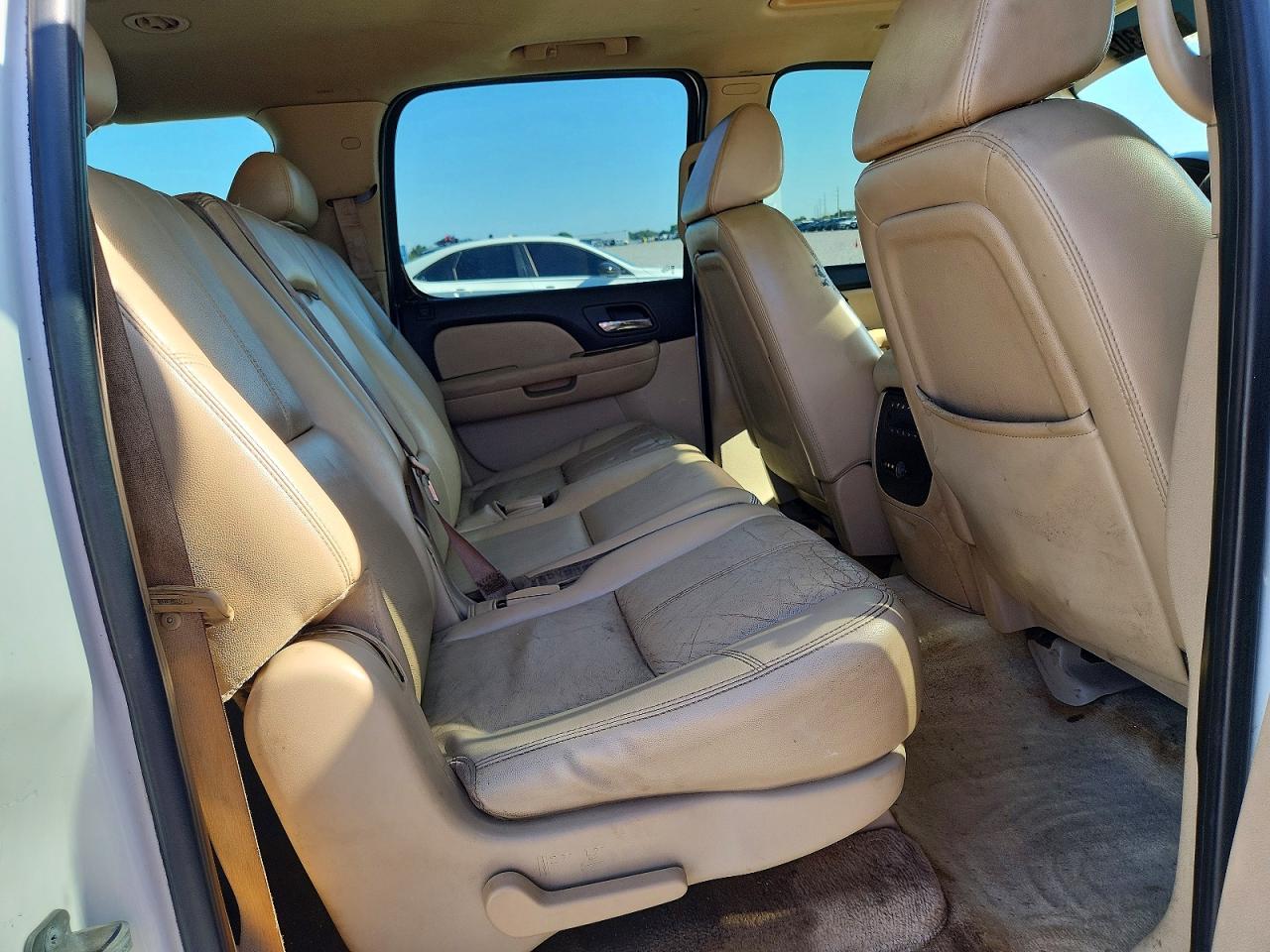 2007 Chevrolet Suburban K1500 White vin: 3GNFK16397G217037