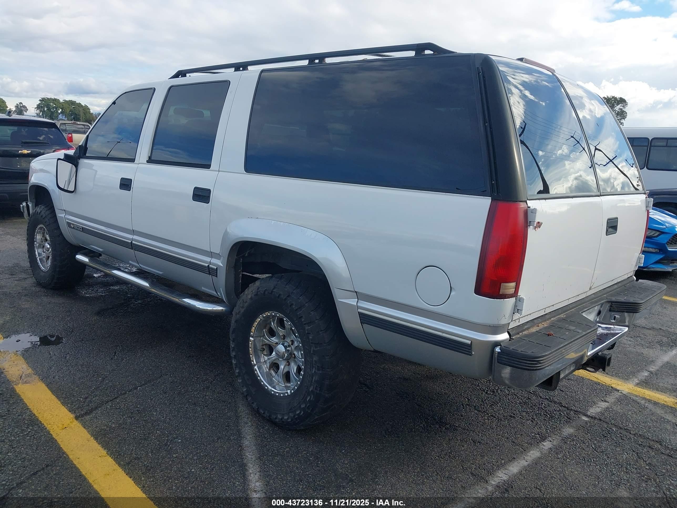 1997 Chevrolet Suburban 1500   Белый vin: 3GNFK16R0VG125784