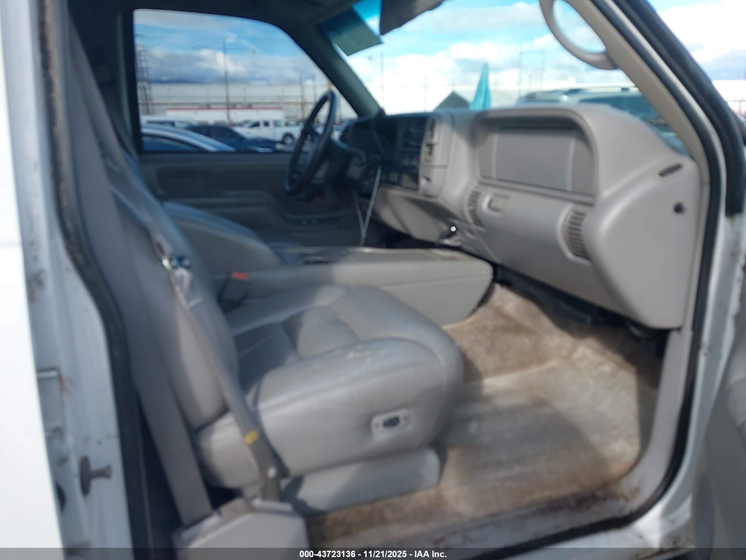 1997 Chevrolet Suburban 1500   Белый vin: 3GNFK16R0VG125784