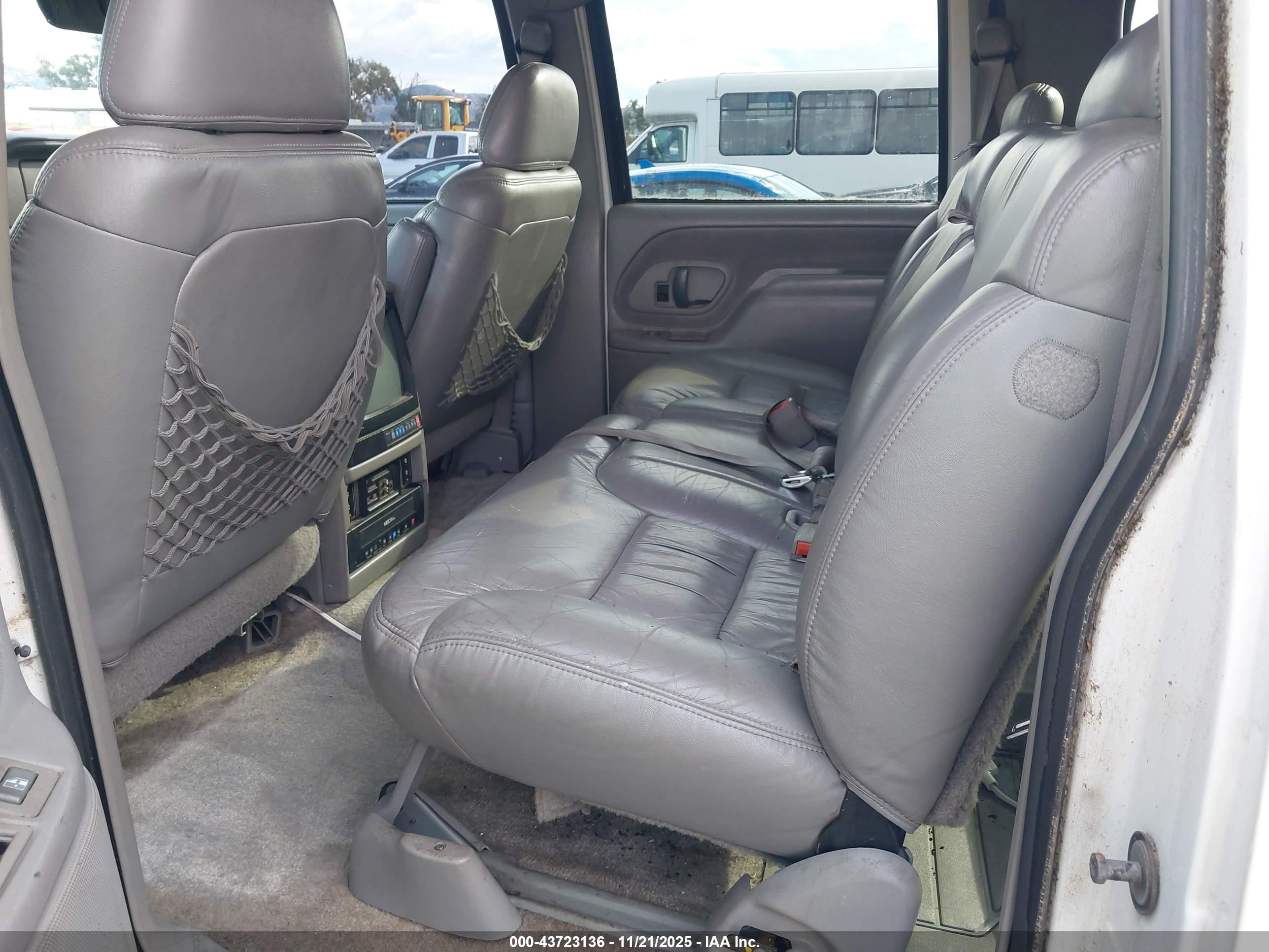 1997 Chevrolet Suburban 1500   Белый vin: 3GNFK16R0VG125784