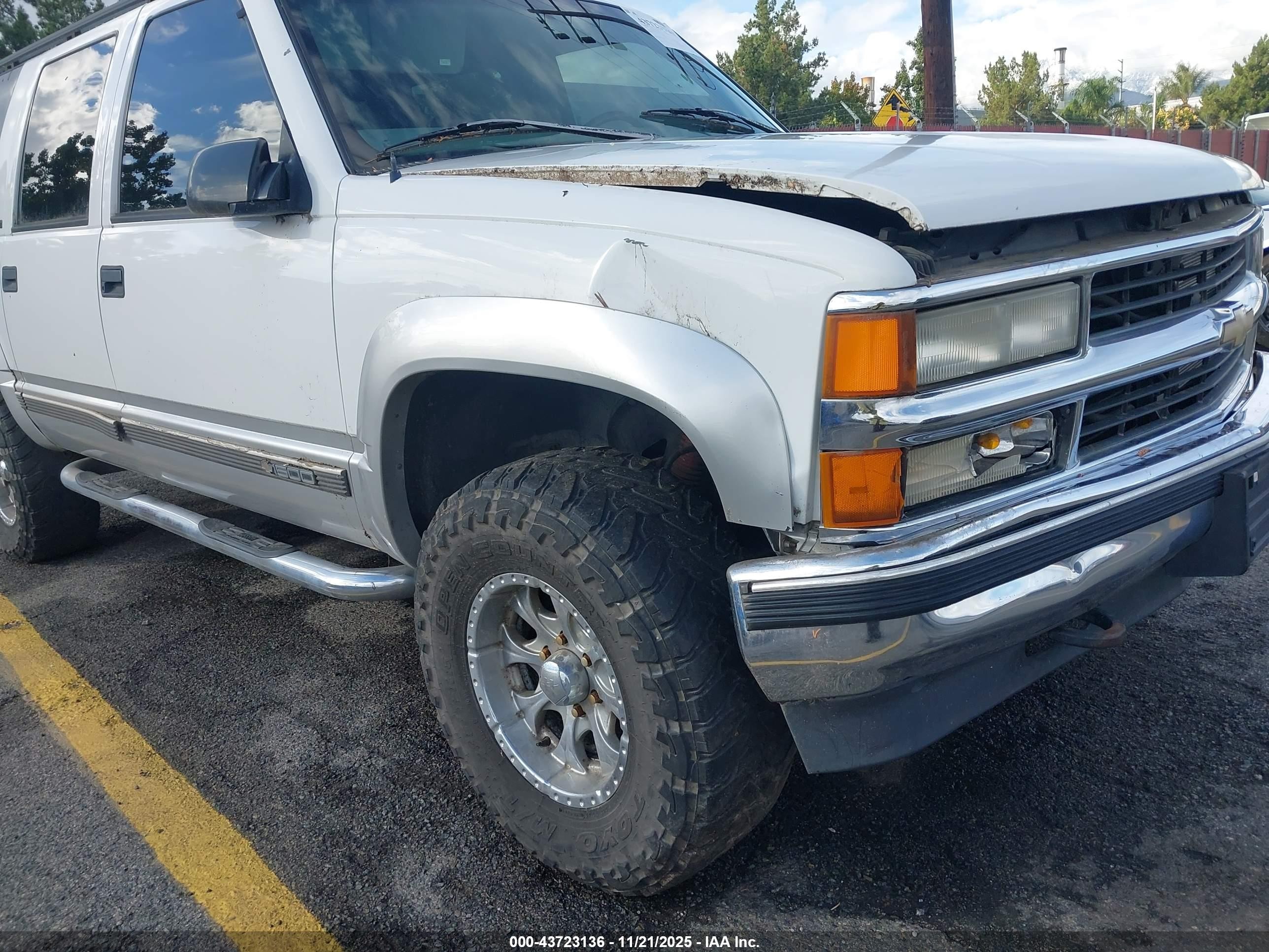 1997 Chevrolet Suburban 1500   Белый vin: 3GNFK16R0VG125784