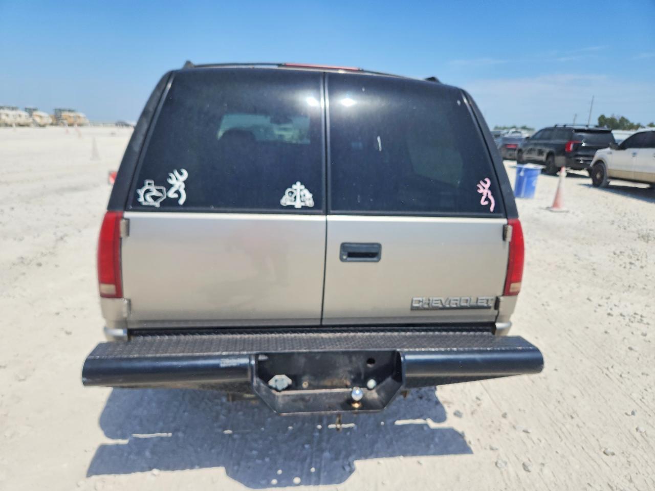 1999 Chevrolet Suburban Серый vin: 3GNFK16R0XG122984