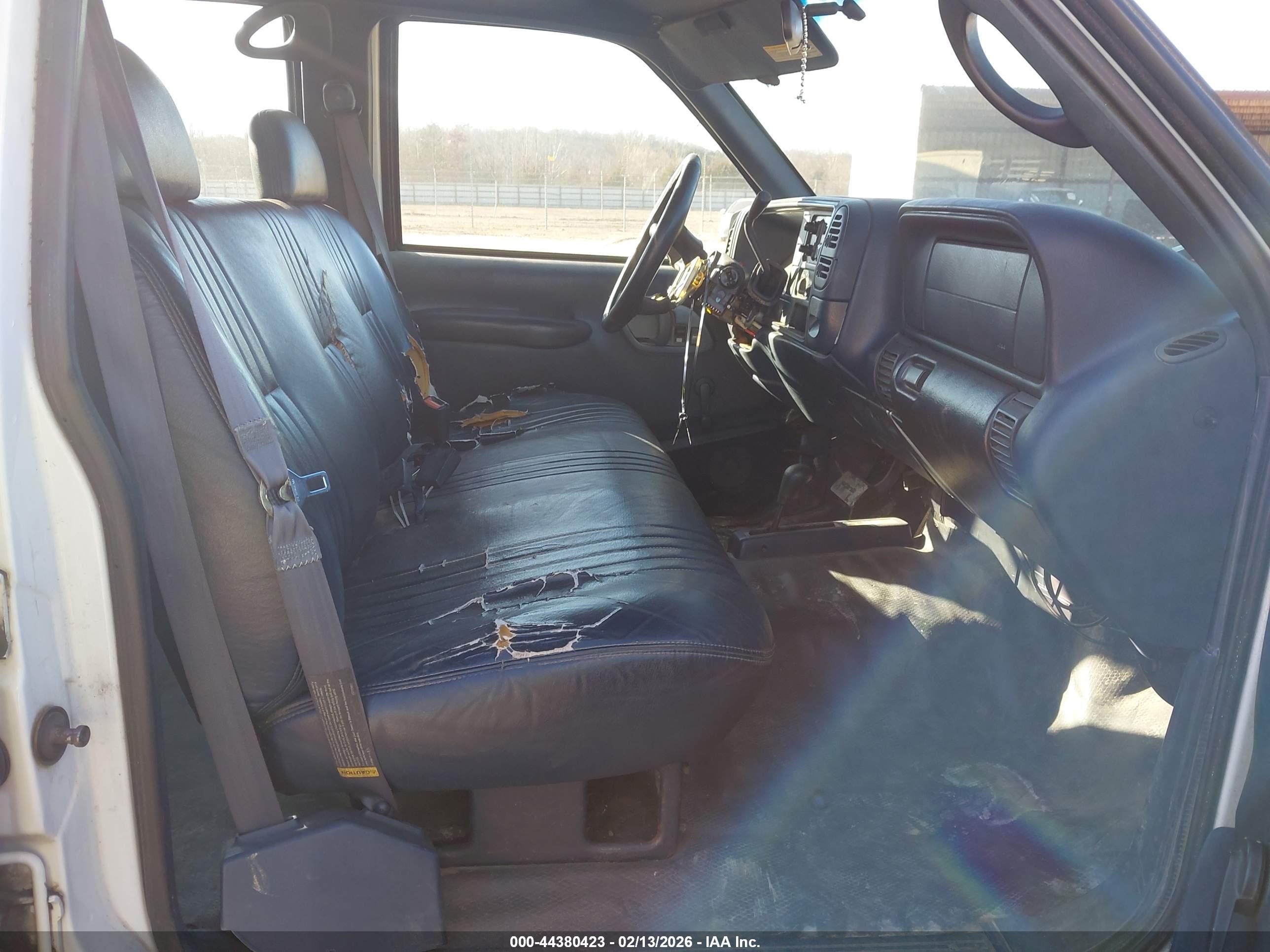 1997 Chevrolet Suburban 1500   Белый vin: 3GNFK16R1VG130749