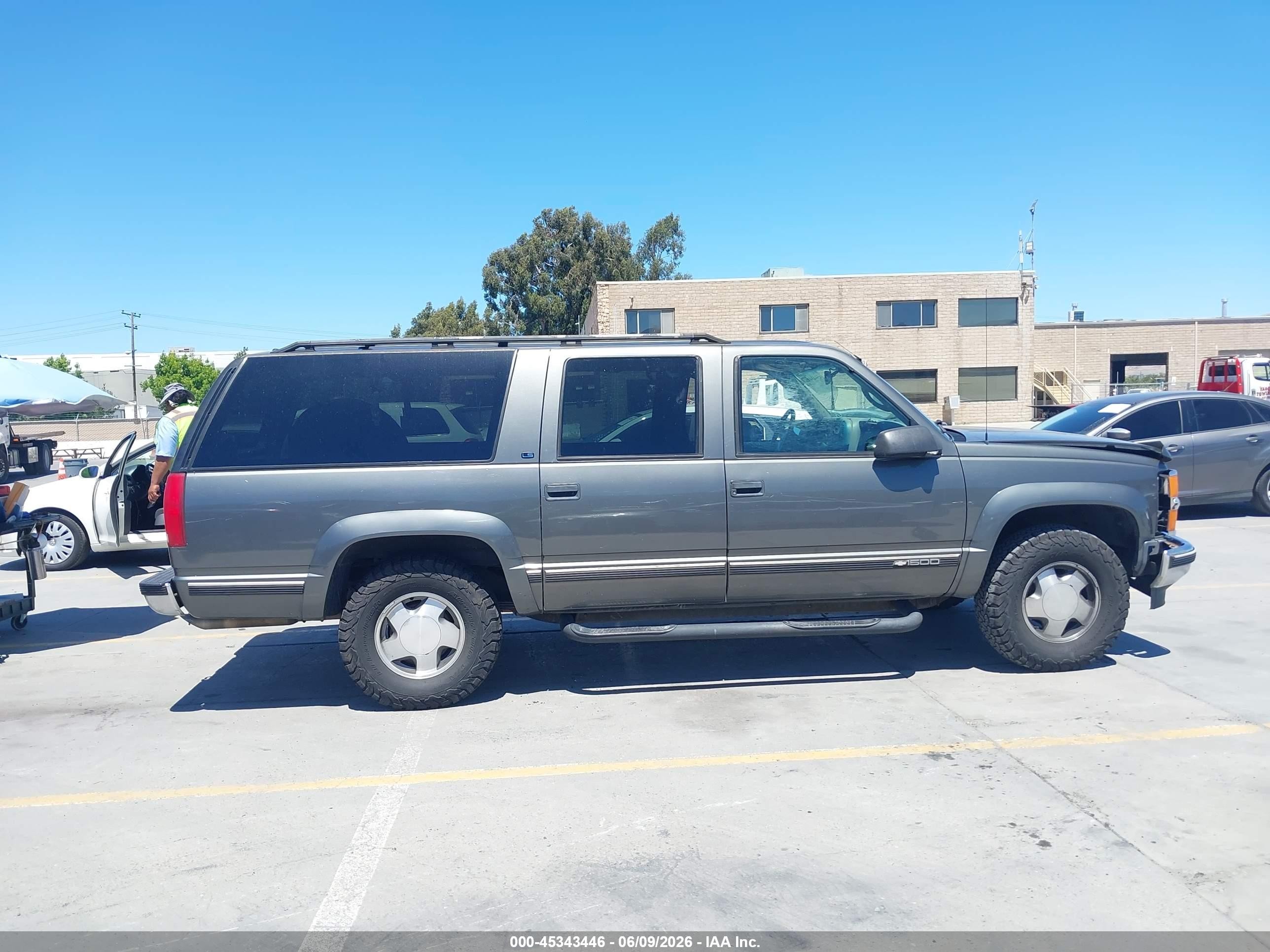 1999 Chevrolet Suburban 1500 Lt Серый vin: 3GNFK16R1XG140801