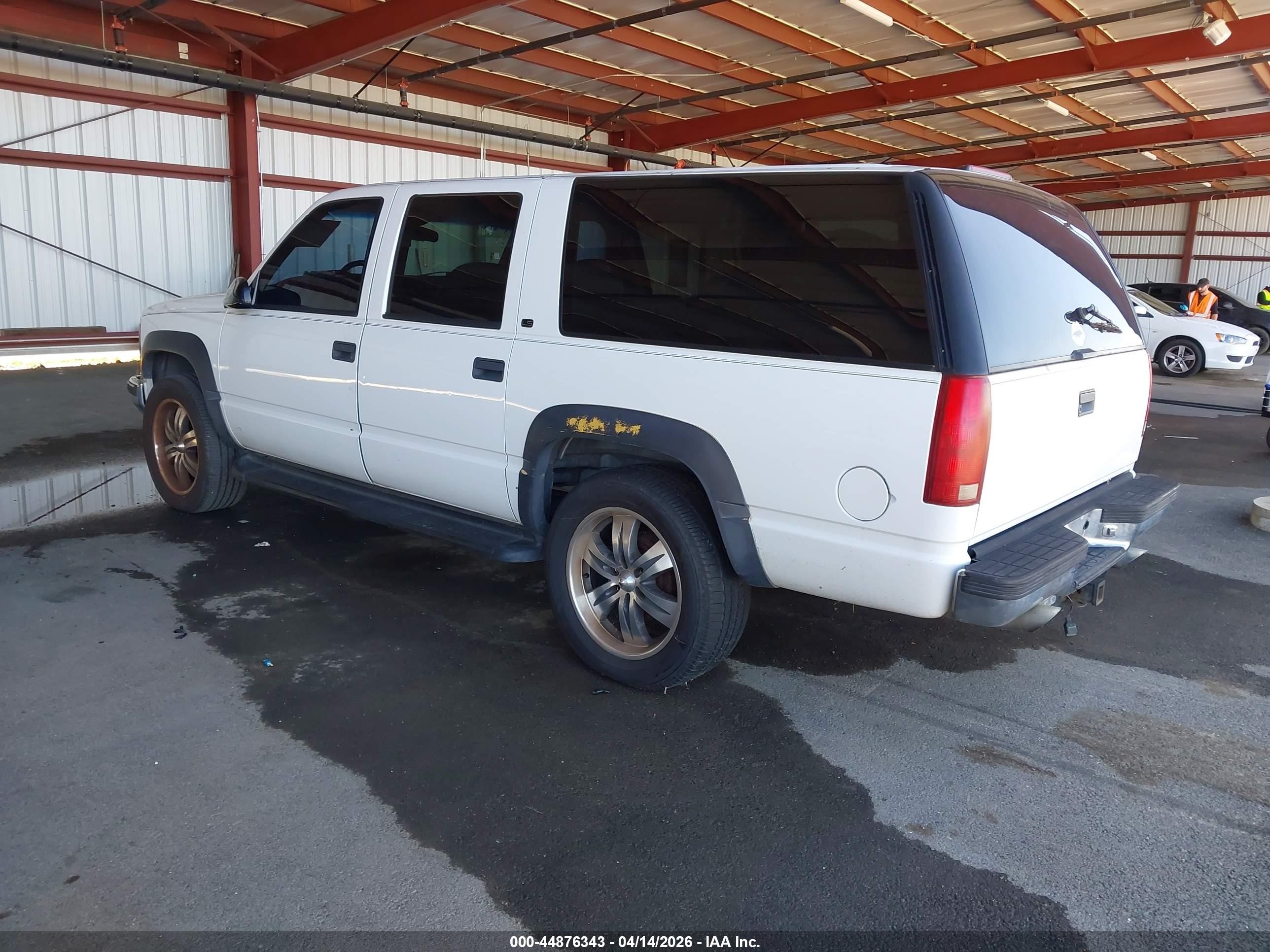 1997 Chevrolet Suburban 1500 White vin: 3GNFK16R2VG177966