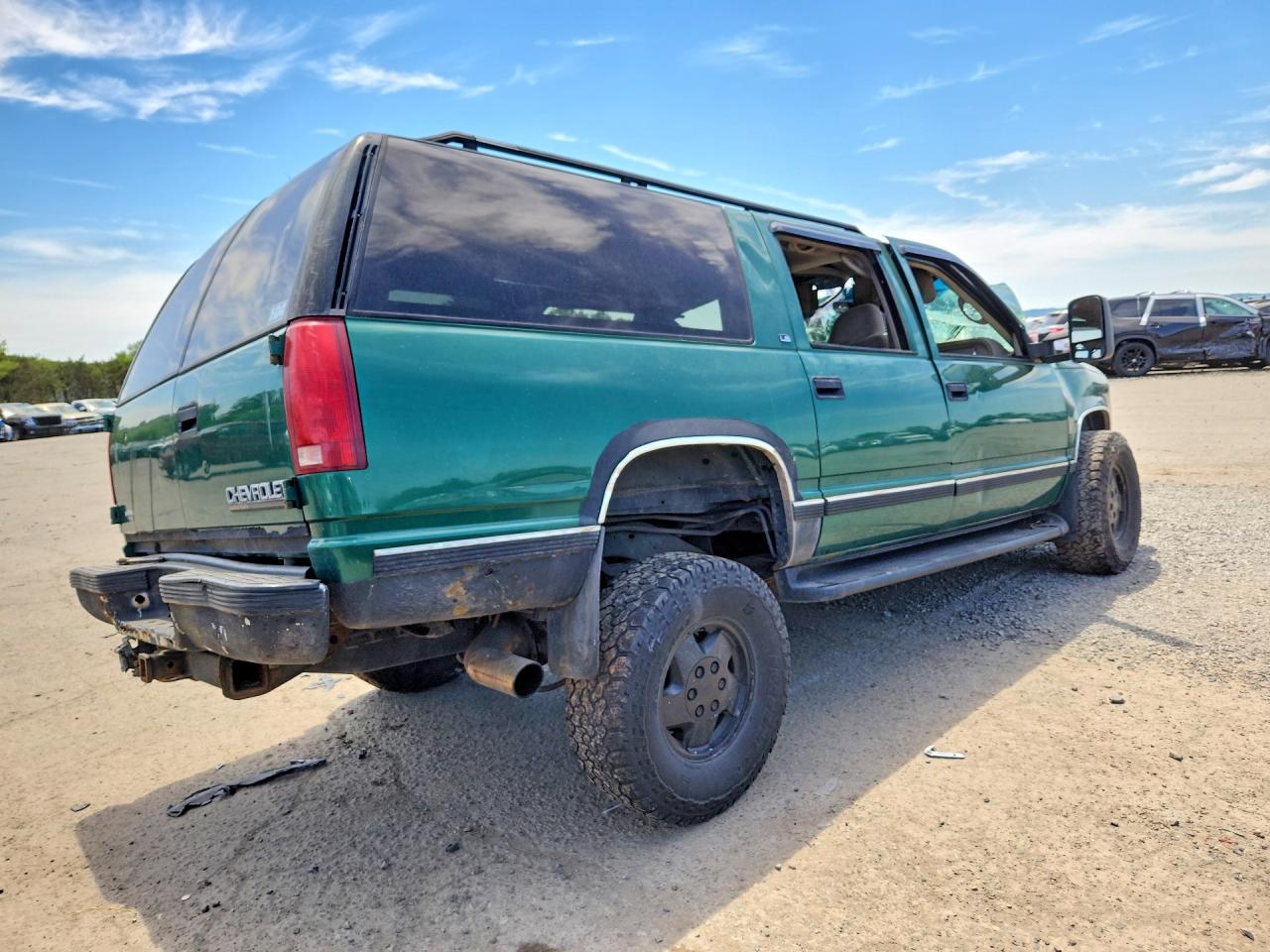 1999 Chevrolet Suburban K1500 Зеленый vin: 3GNFK16R2XG199002