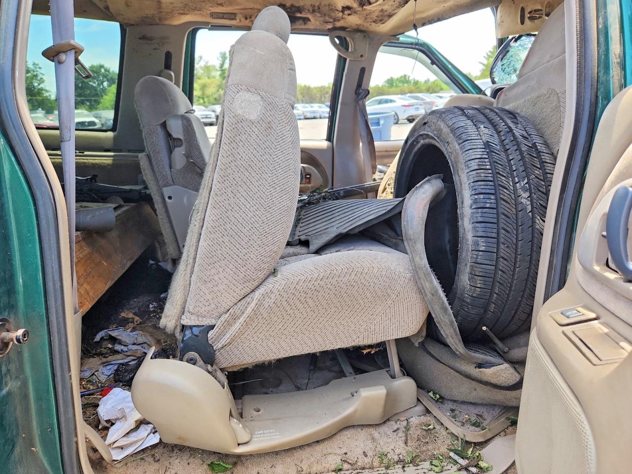 1999 Chevrolet Suburban K1500 Зеленый vin: 3GNFK16R2XG199002