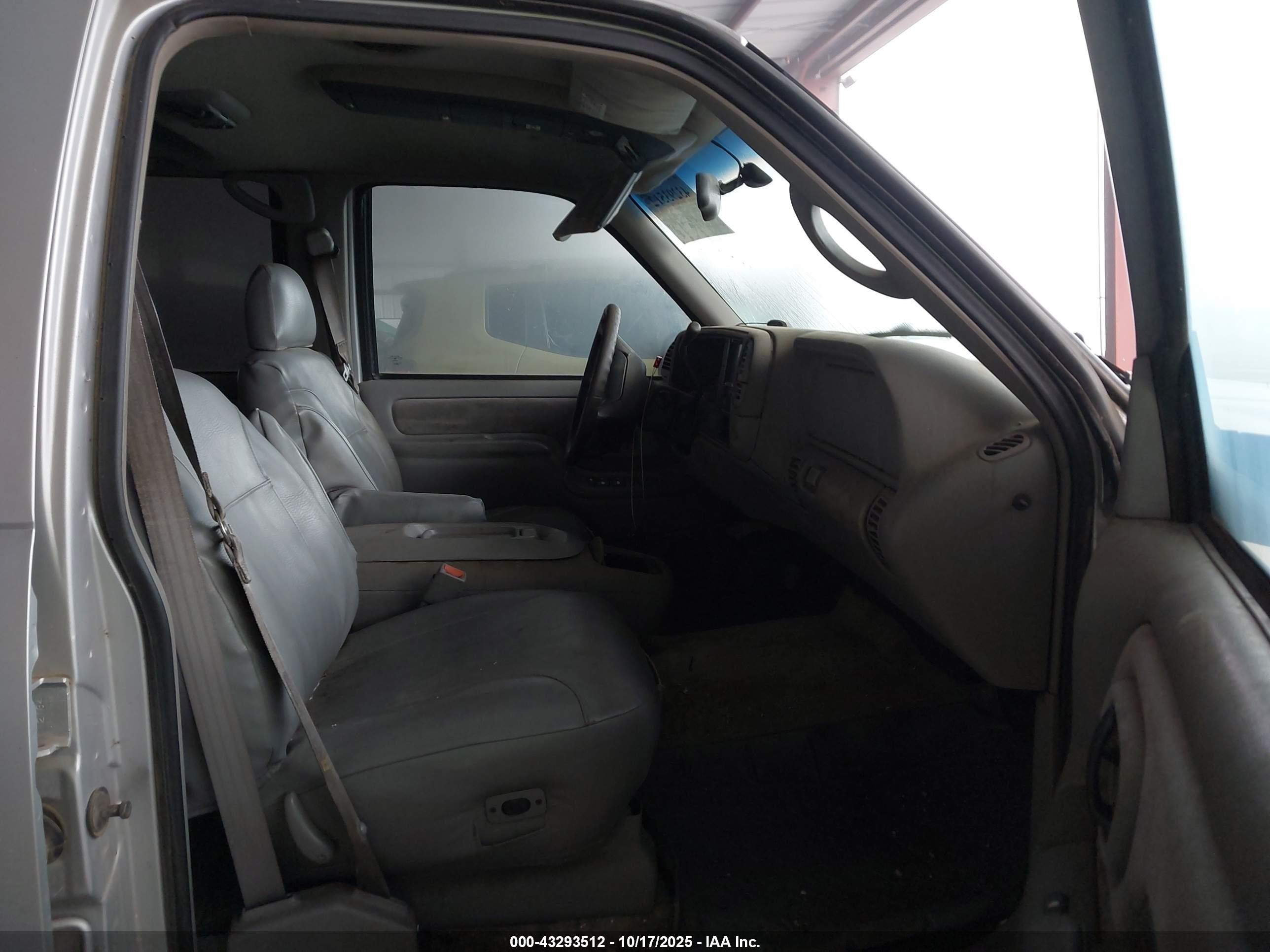 1997 Chevrolet Suburban 1500   Серебряный vin: 3GNFK16R3VG162229