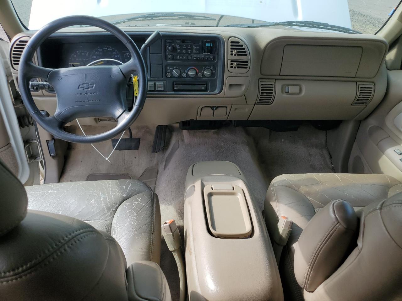 1997 Chevrolet Suburban K1500 White vin: 3GNFK16R5VG153385